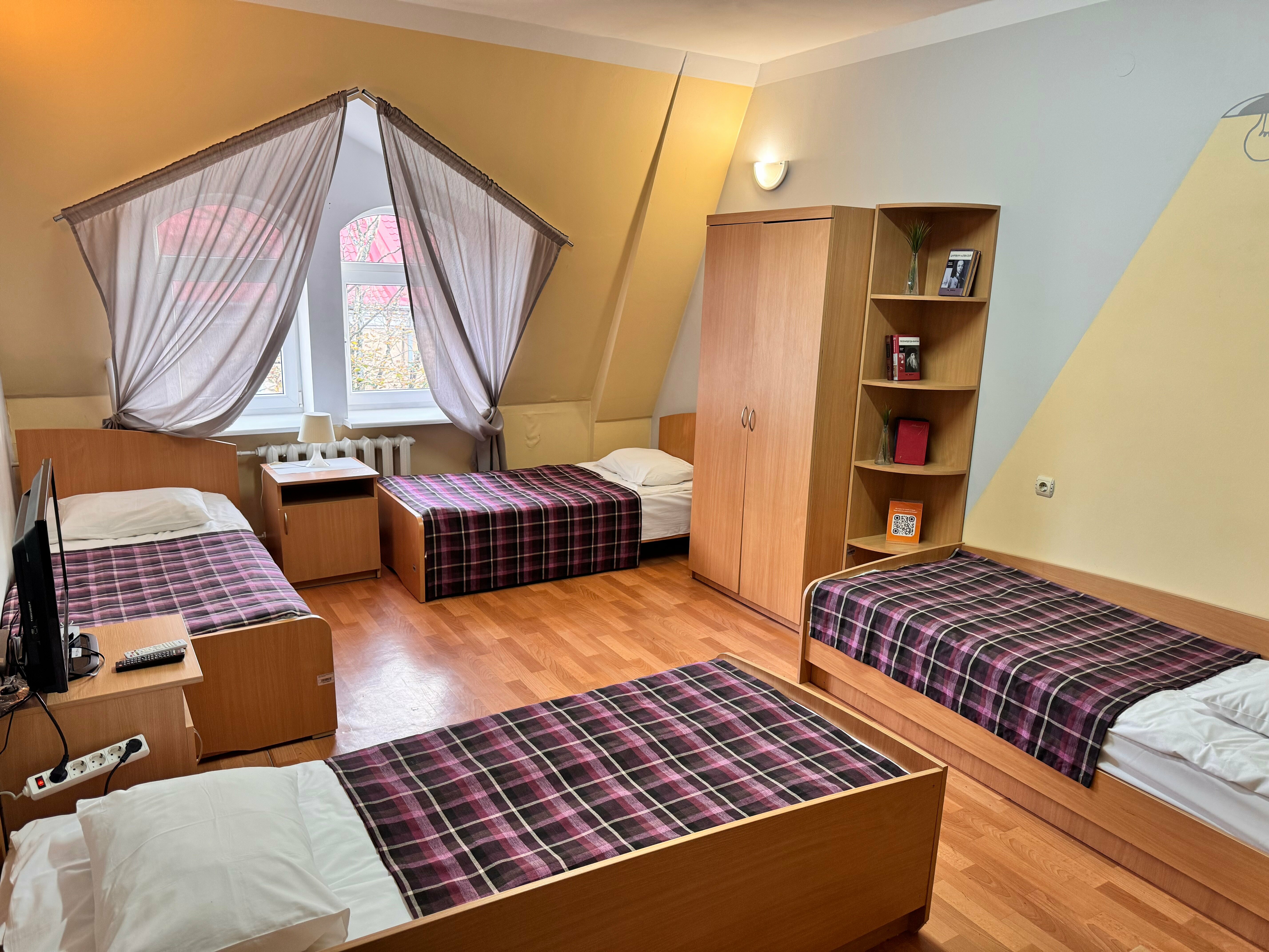 Кровать в общем номере для женщин с 4 кроватями