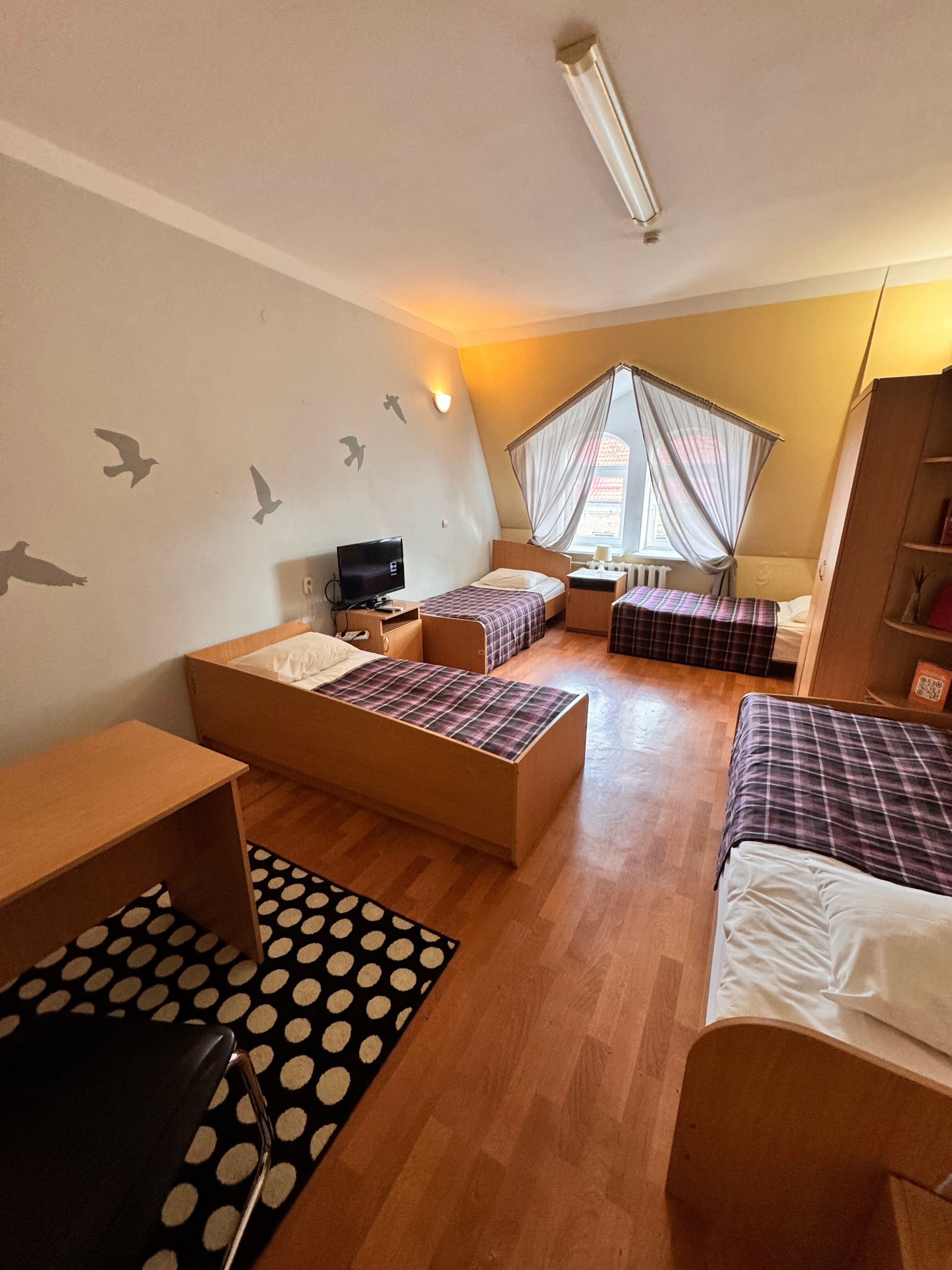 Кровать в общем номере для женщин с 4 кроватями