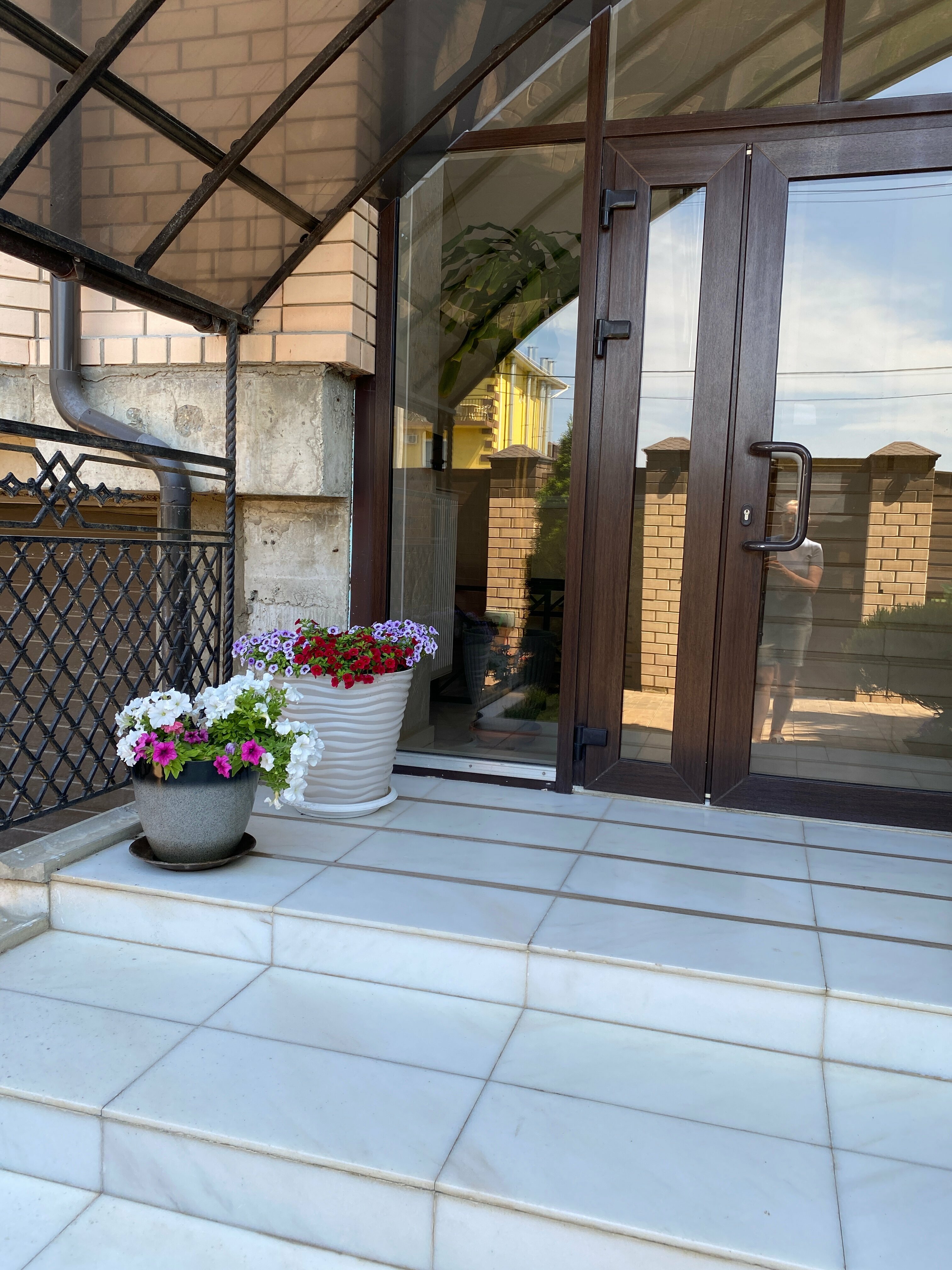 Апартаменты двухкомнатные с одной спальней и кухней-гостиной.