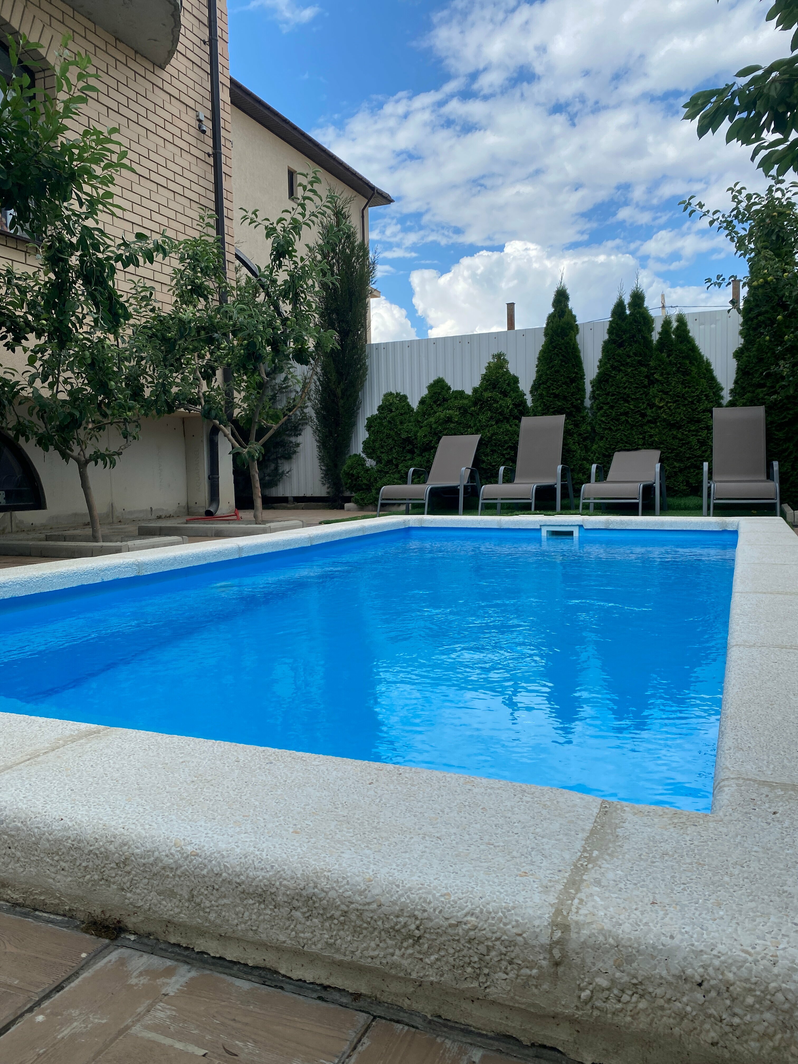 Апартаменты двухкомнатные с одной спальней и кухней-гостиной.