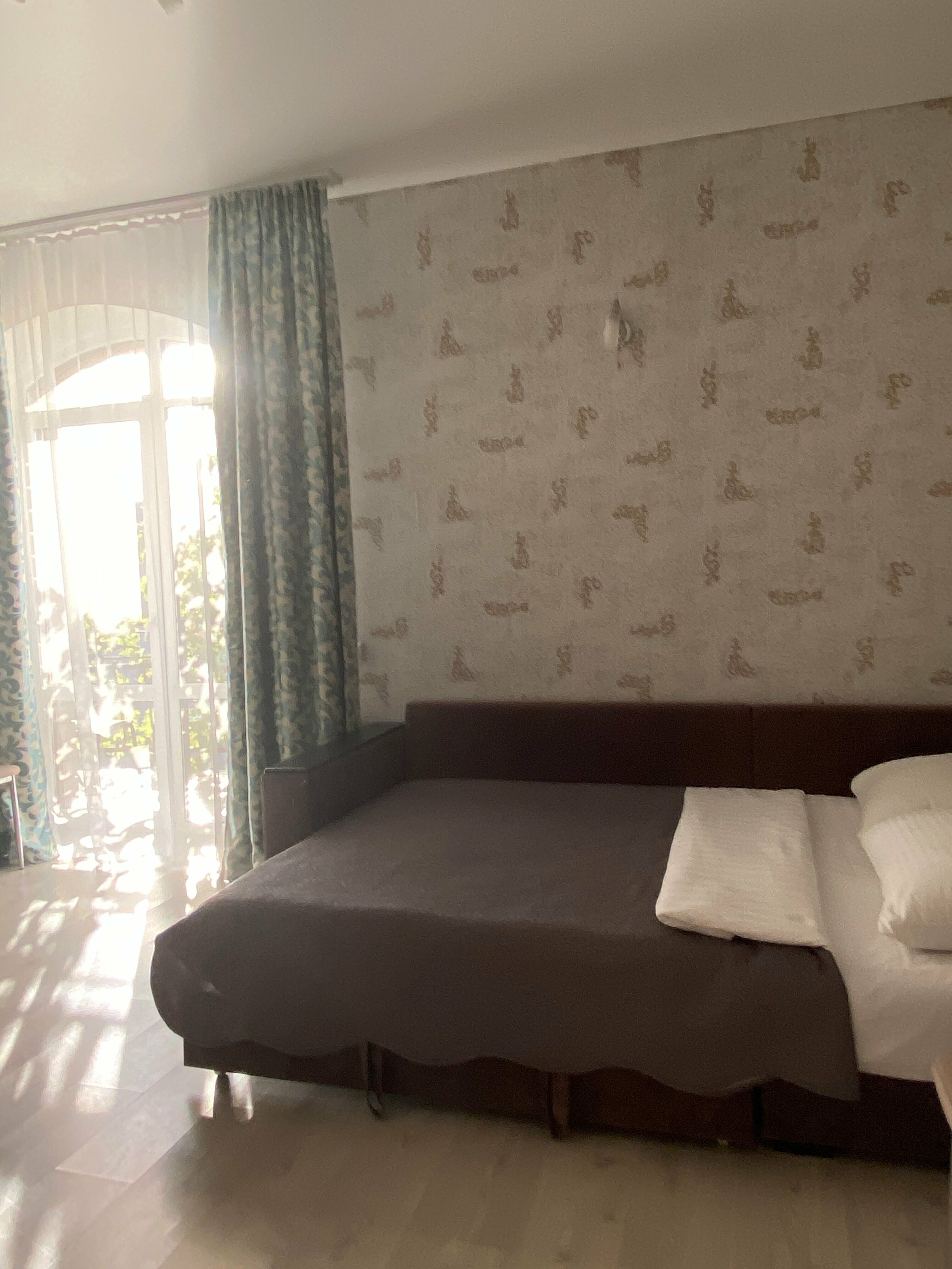 Апартаменты двухкомнатные с одной спальней и кухней-гостиной.