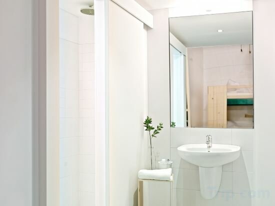 Bed in 6 Beds Mixed Dormitory with Private Bathroom