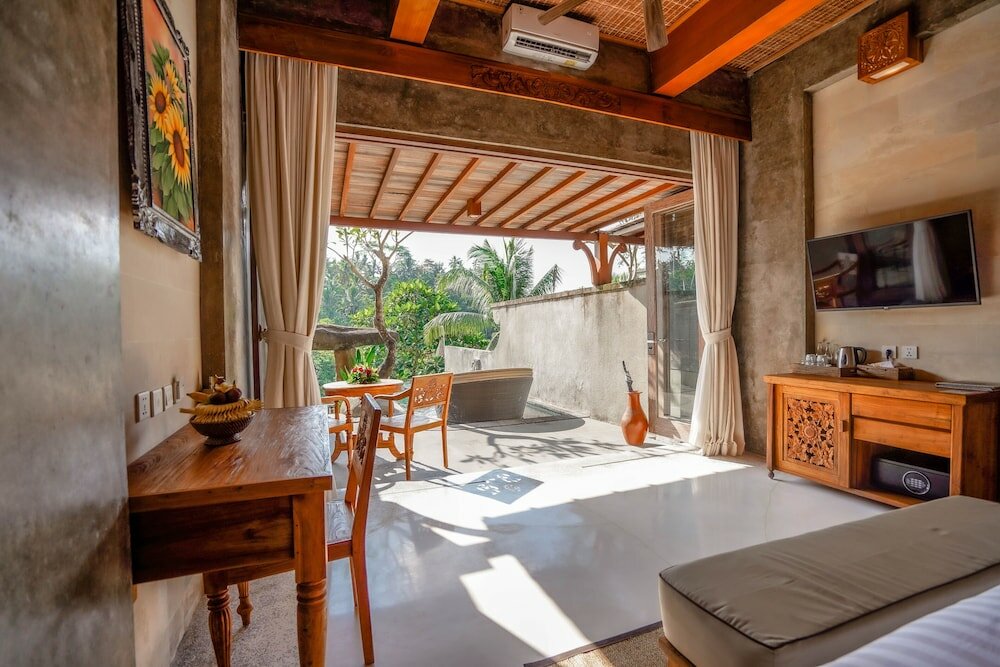 Royal Pool Suite, Valley View