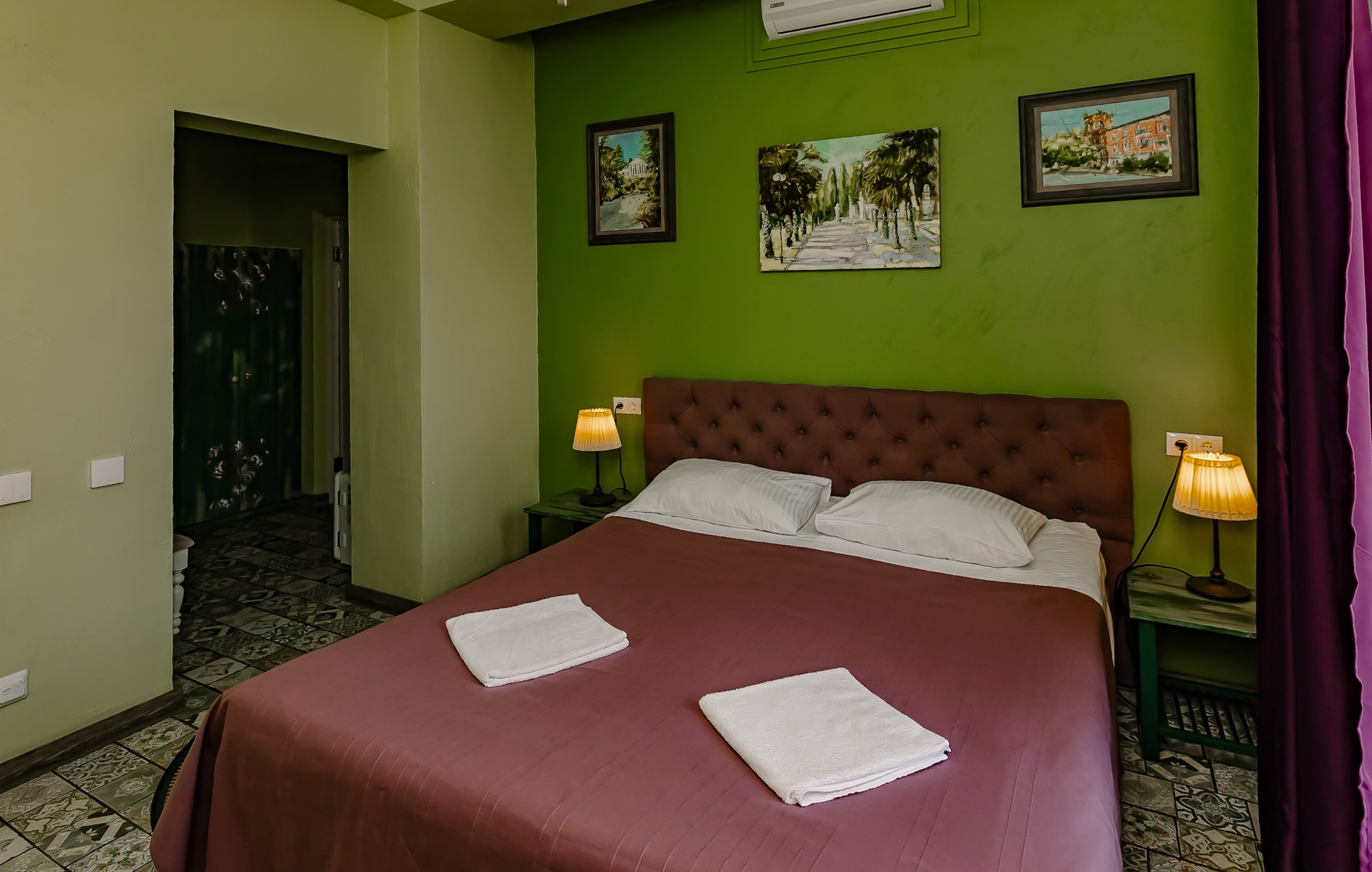 Двухместный стандарт с 1 большой кроватью, либо 2 отдельными.