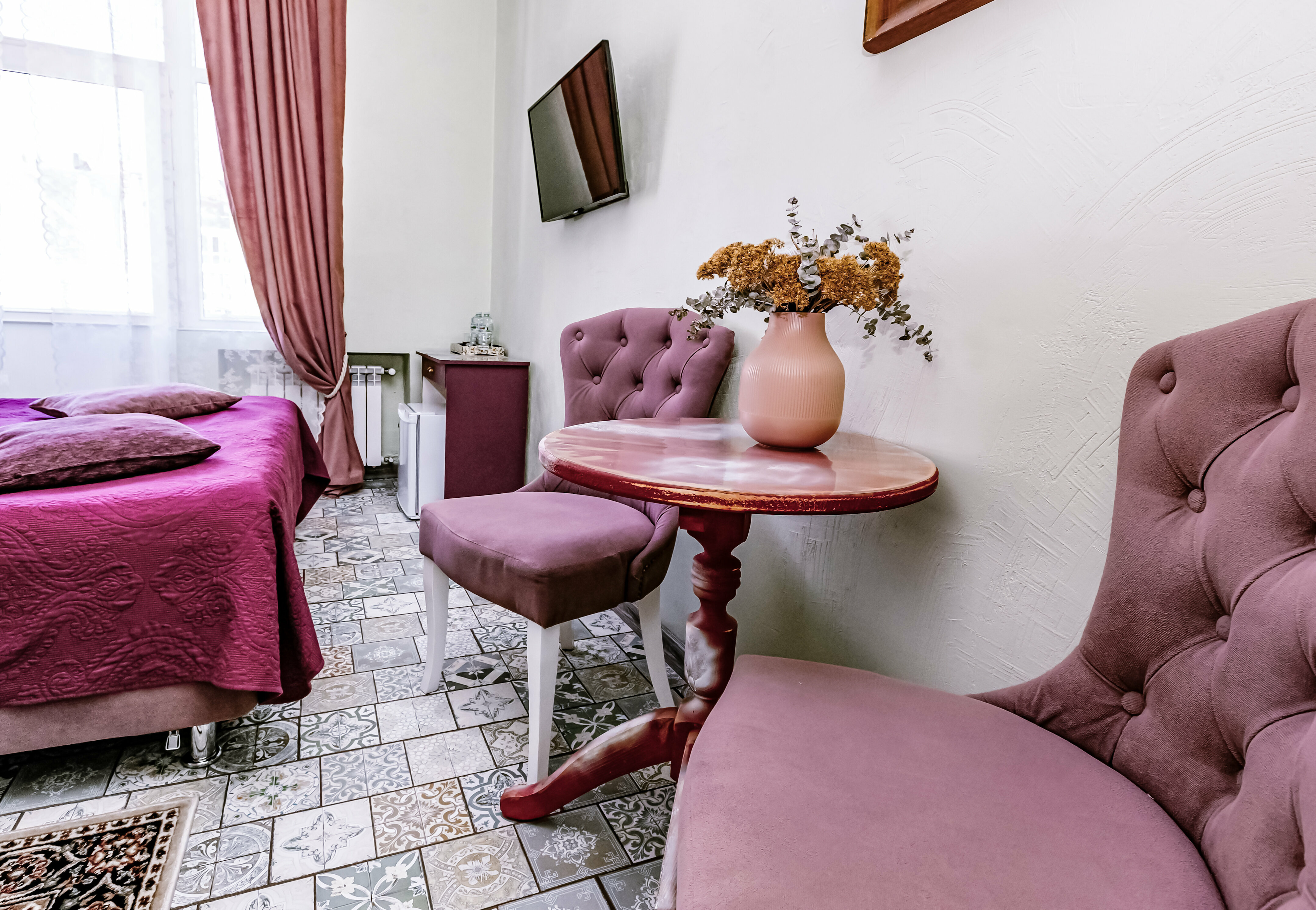 Улучшенный двухместный номер с балконом и 1 большой кроватью, либо 2 отдельными.