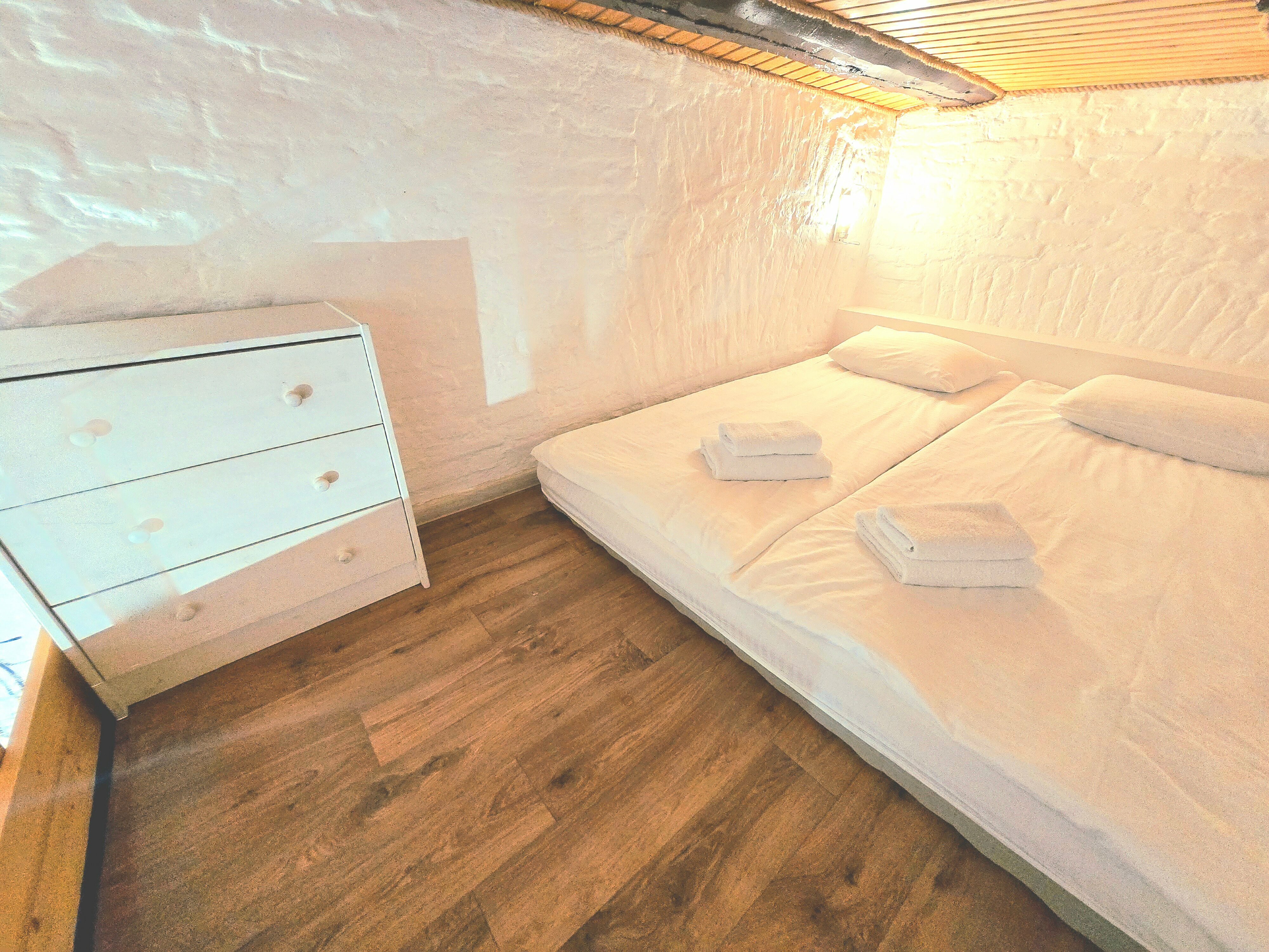 Двухуровневая студия для 3 гостей с общей ванной комнатой и кухней