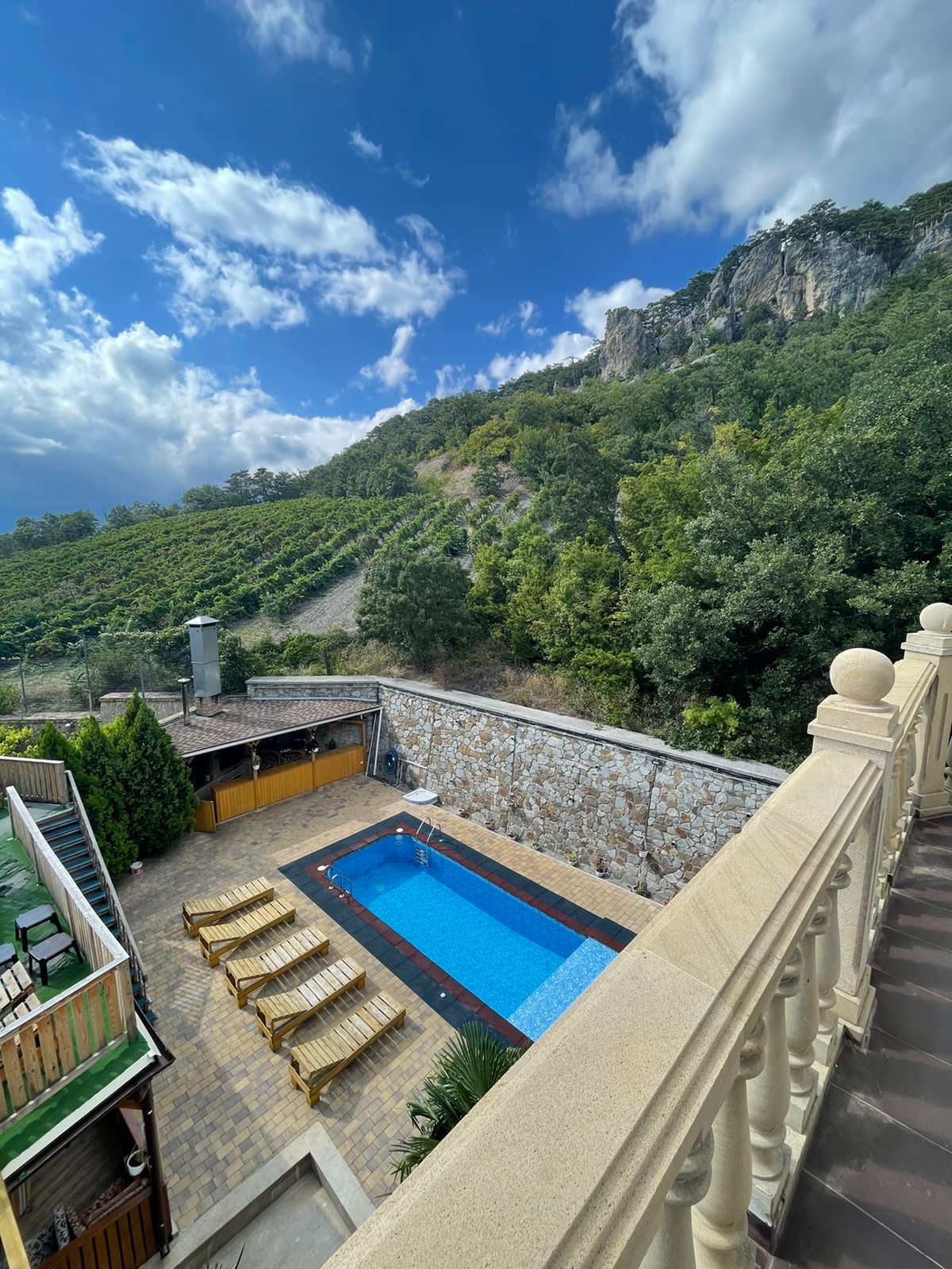 Семейный номер с видом на горы и море