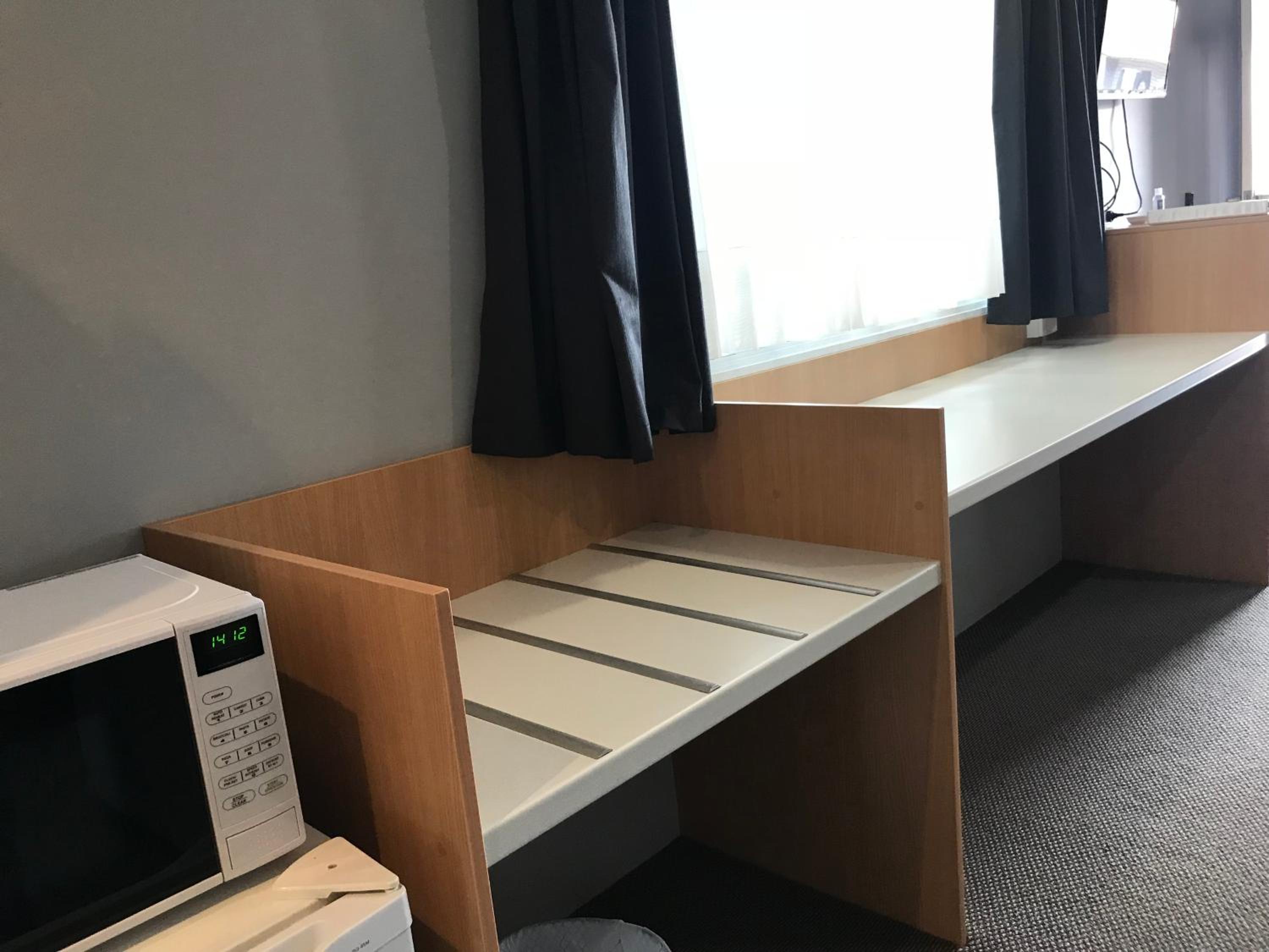 Queen Room (Next to Highway)