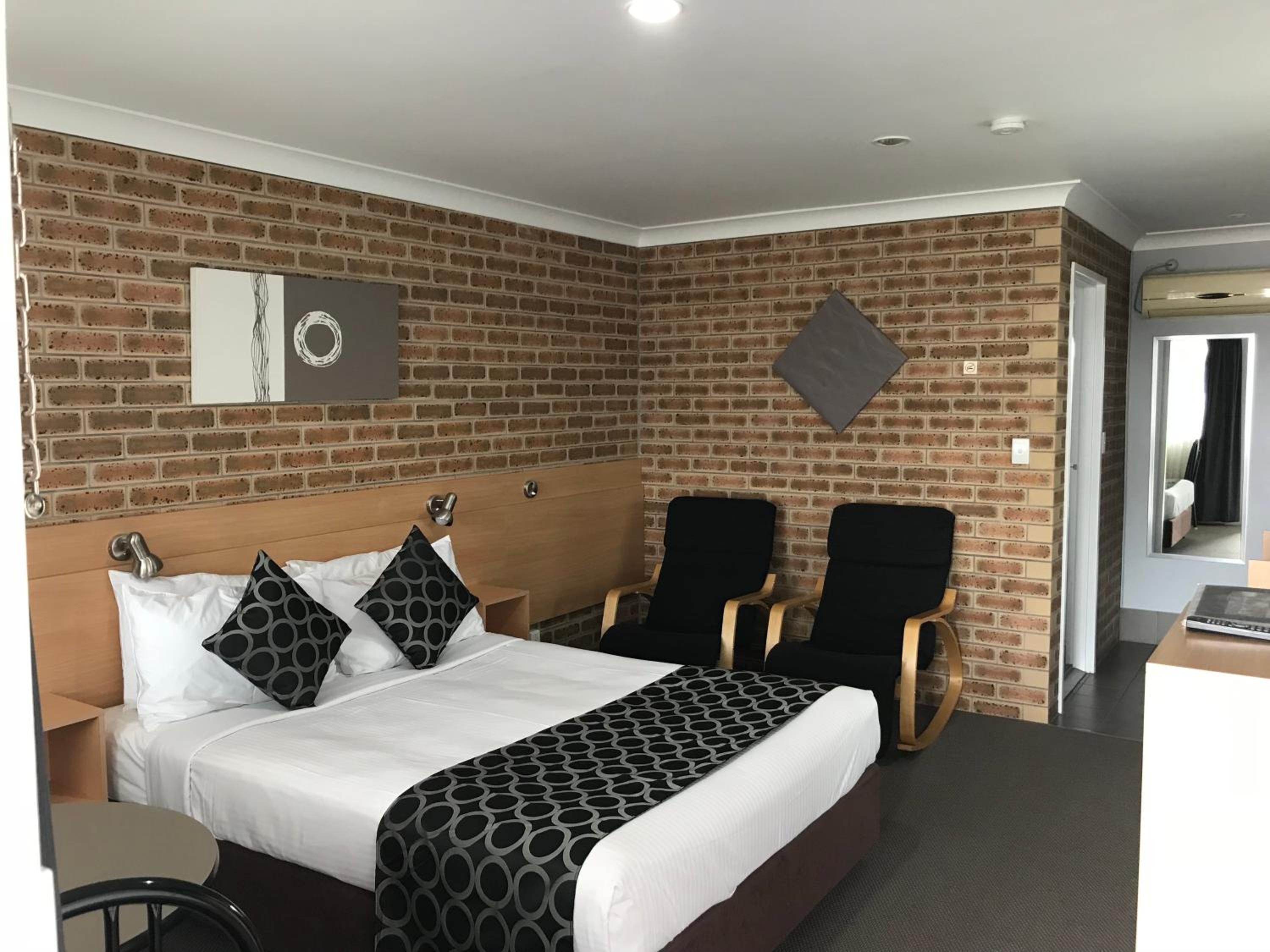 Queen Room (Next to Highway)