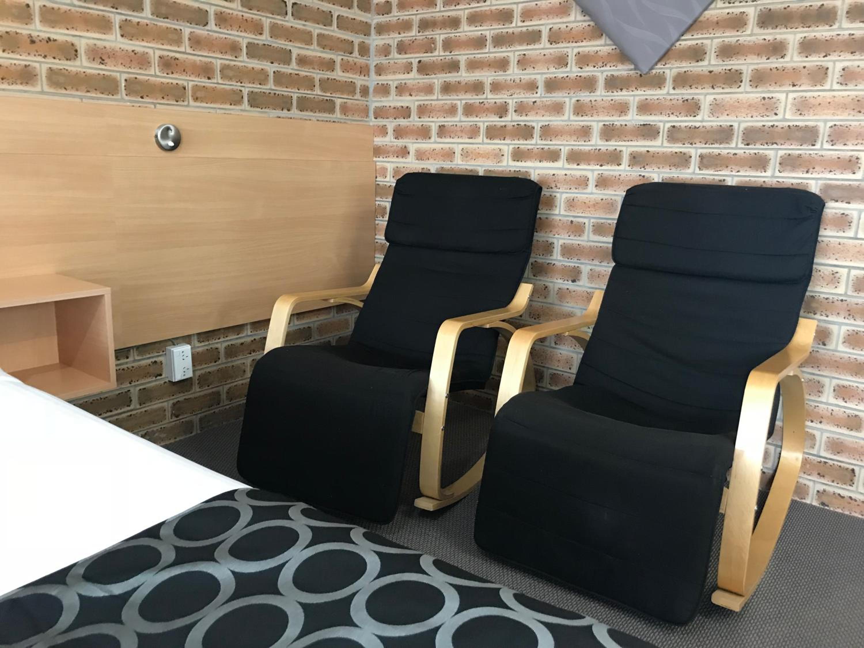 Queen Room (Next to Highway)