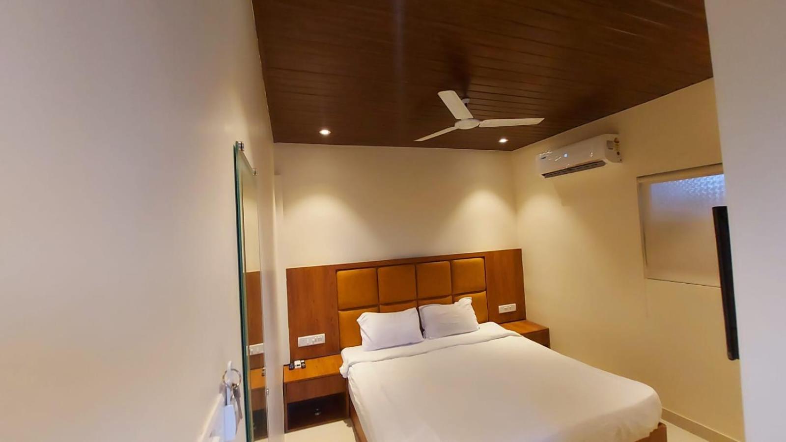 Deluxe Double Room (2 Adults + 1 Child)
