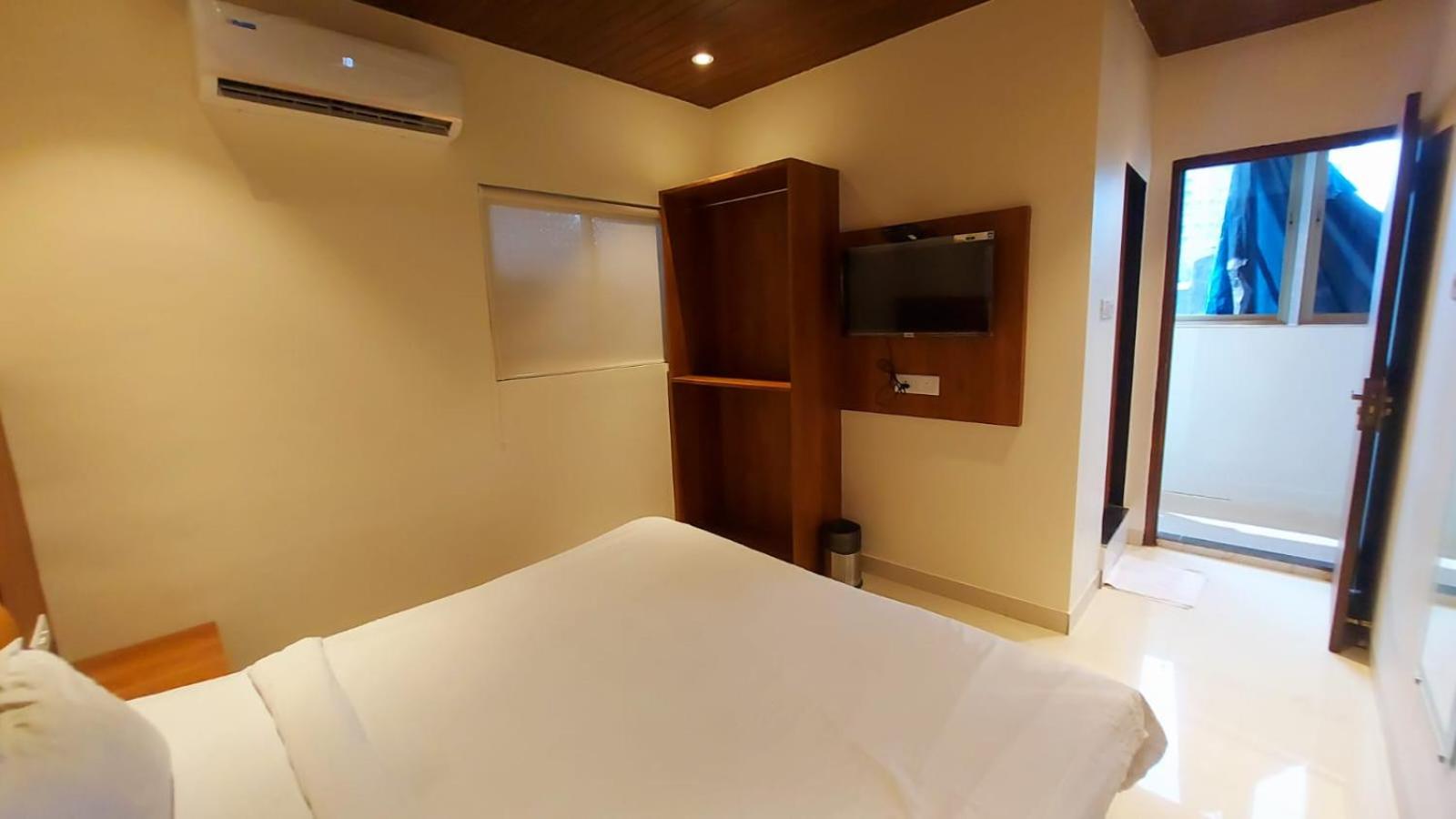 Deluxe Double Room (2 Adults + 1 Child)