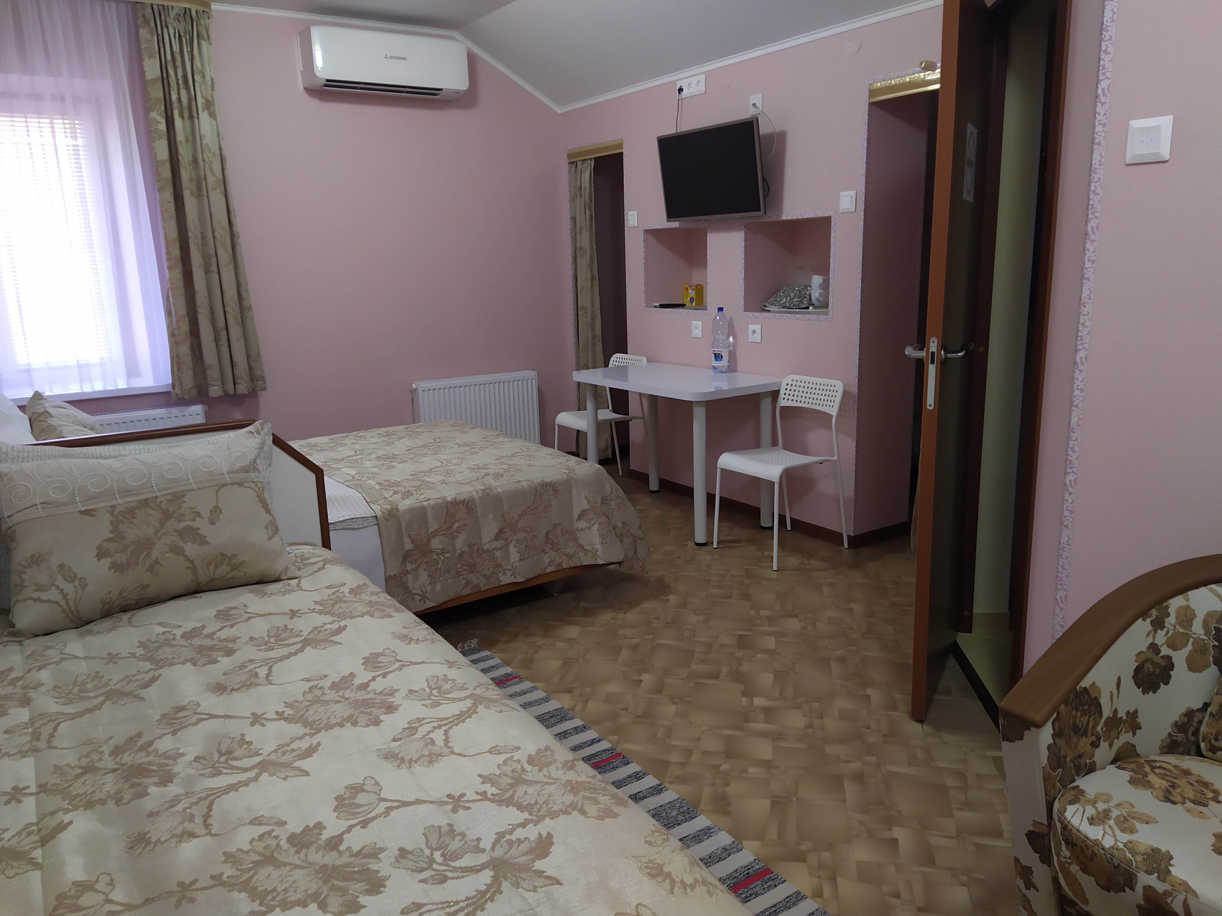 Просторный двухместный номер с 2 отдельными кроватями