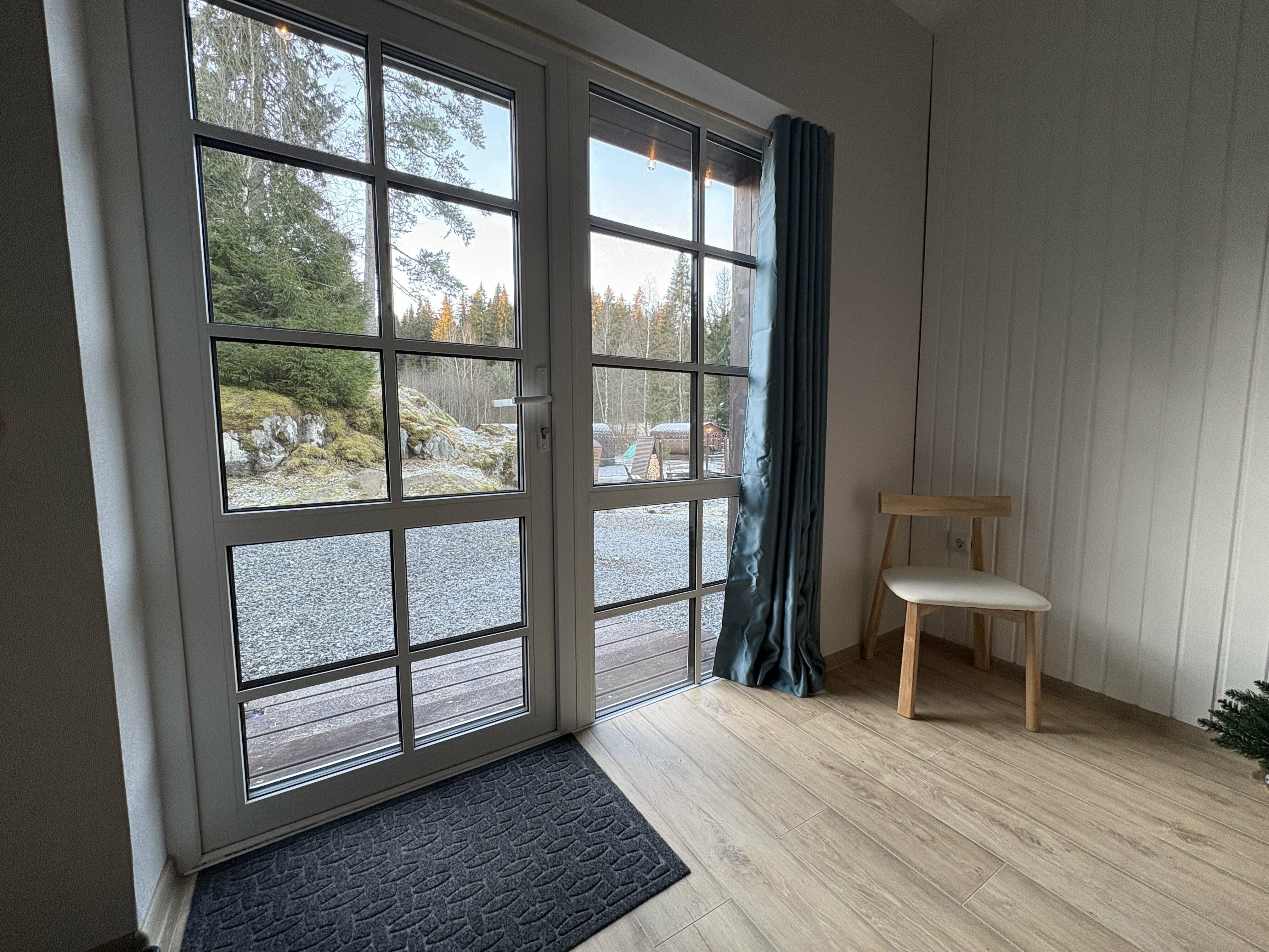 Студия в загородном доме с видом на лес