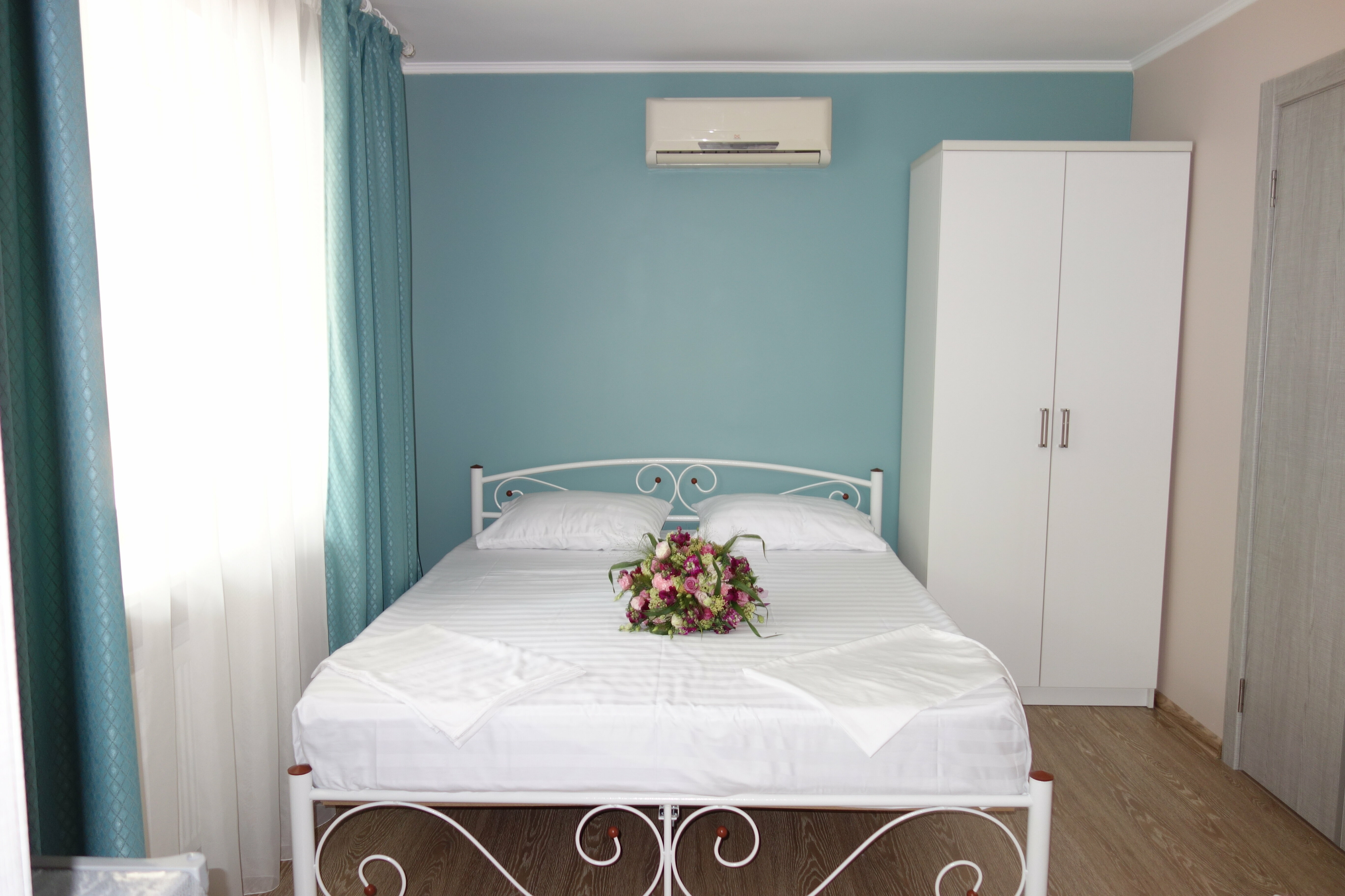 Трехместный номер на первом этаже без балкона