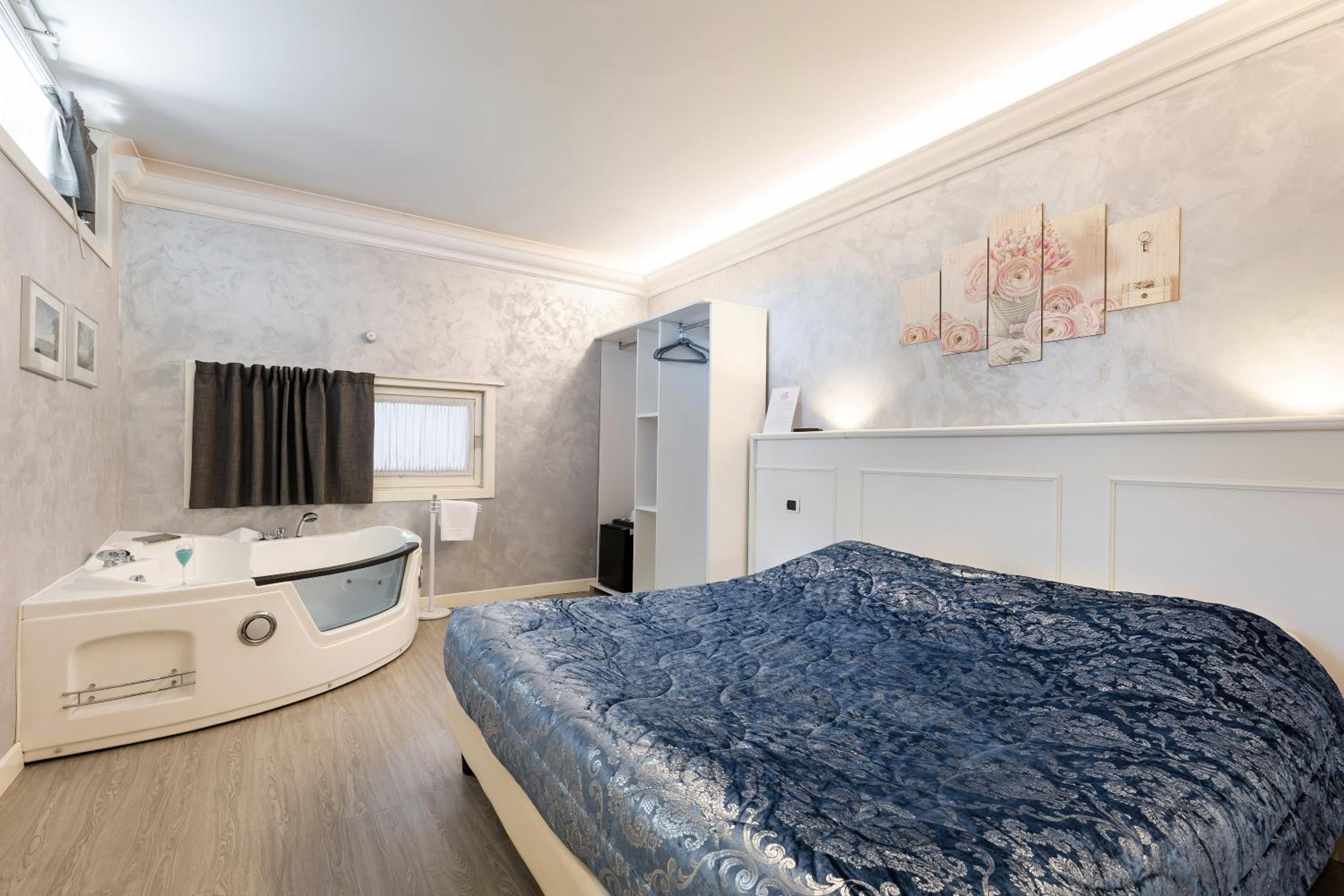 Queen Room with Spa Bath