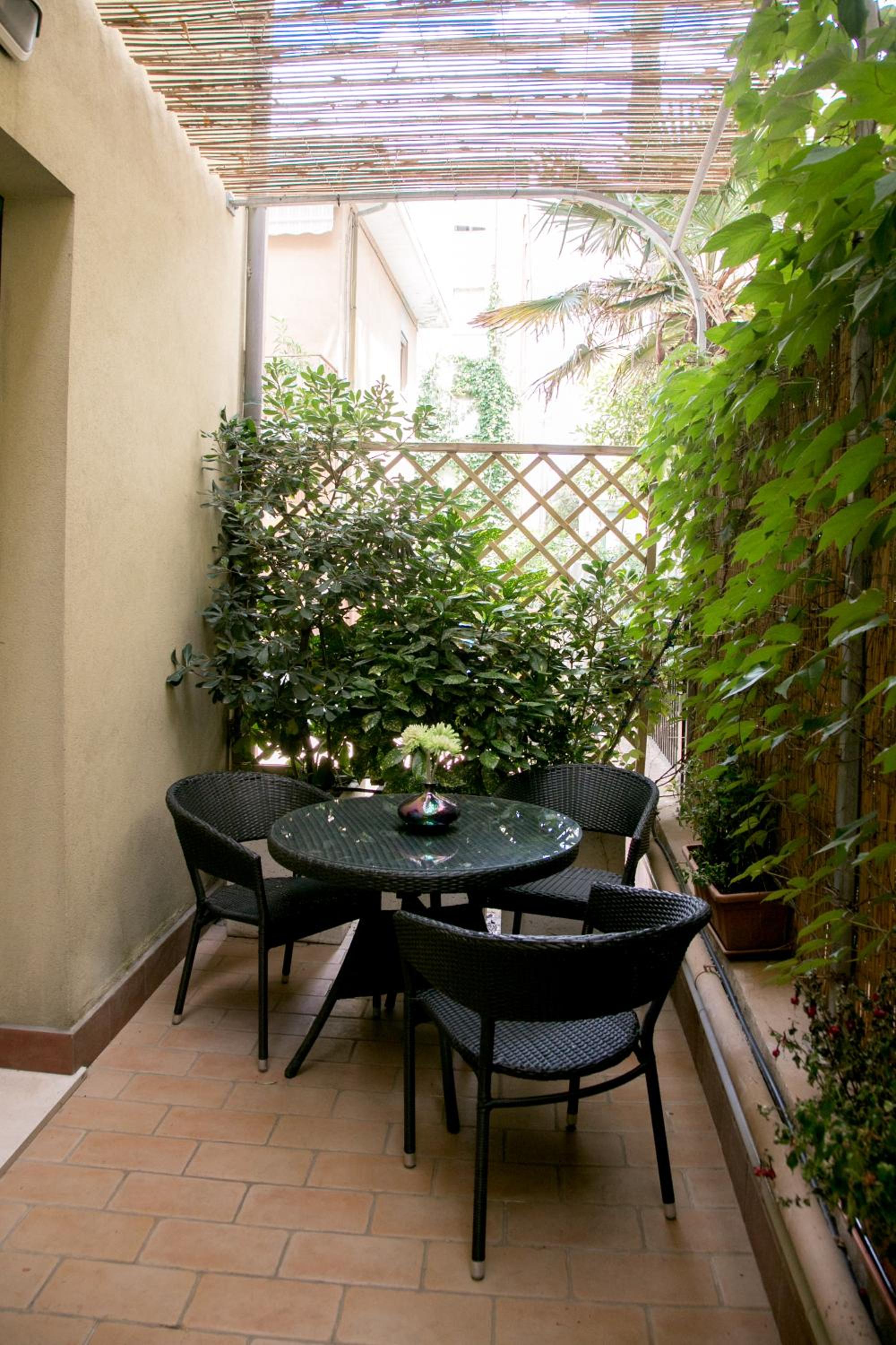 Studio with Private Patio - Ground Floor