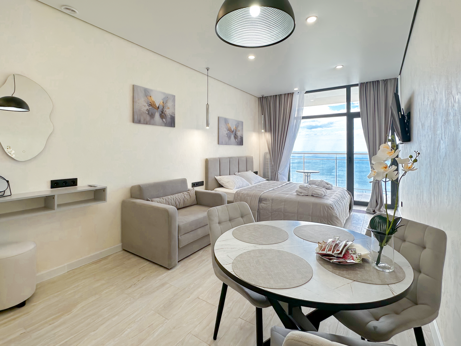 Дизайнерская студия  LS-LUX-SUNSHINE в Алуште - вид на море с 15 этажа