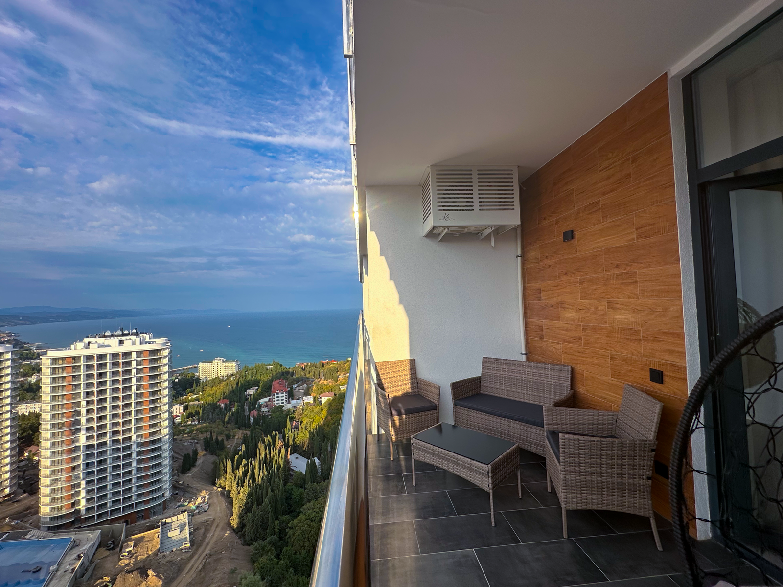 Дизайнерская студия  LS - LUX- BEAUTIFUL DAYS прекрасные дни в Алуште - вид на горы и море с 15 этажа