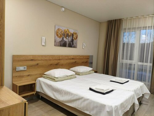 Семейный номер с 2 спальными и гостинной комнатами и двором