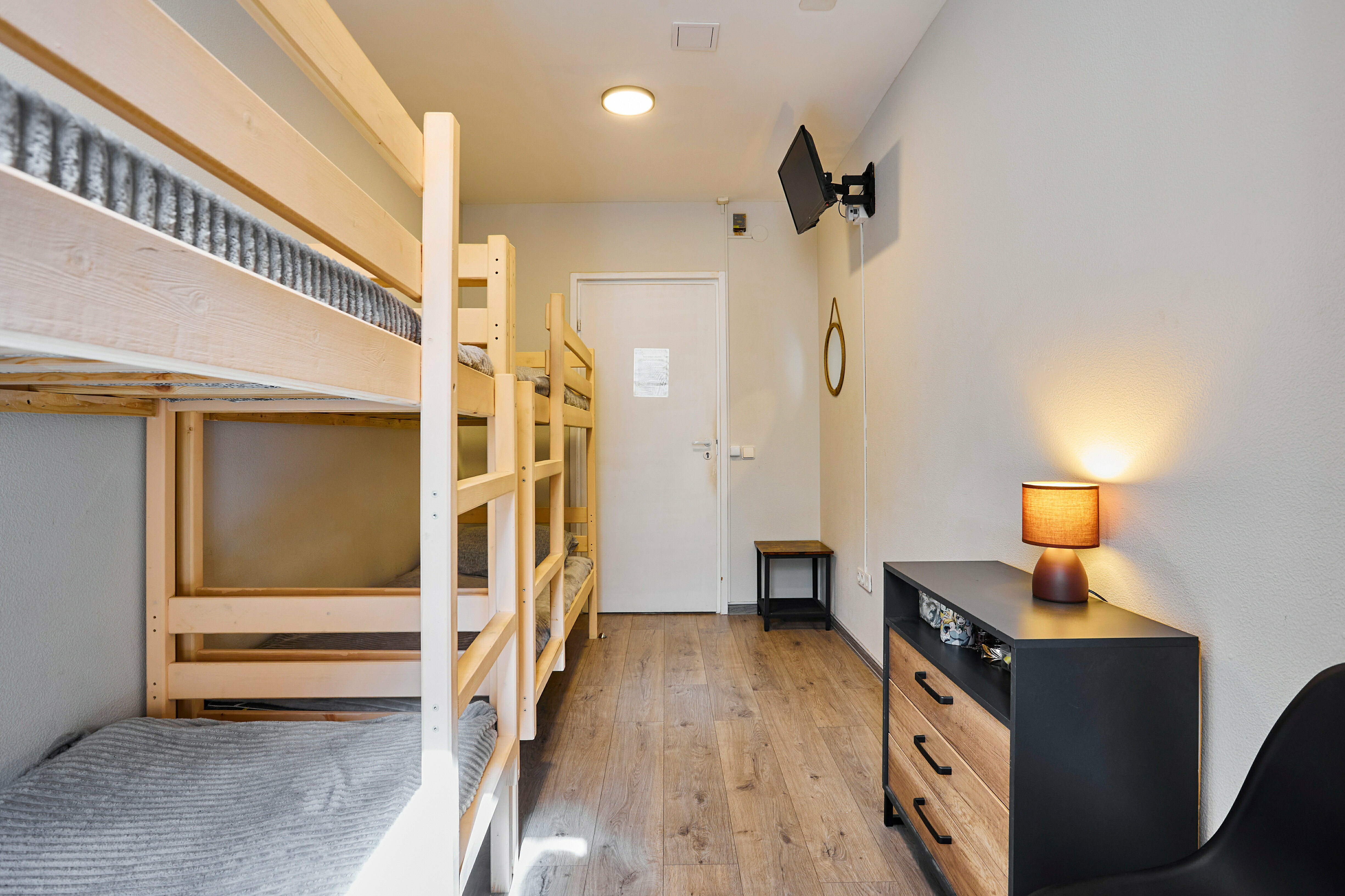 Кровать в общем 6-местном номере для женщин