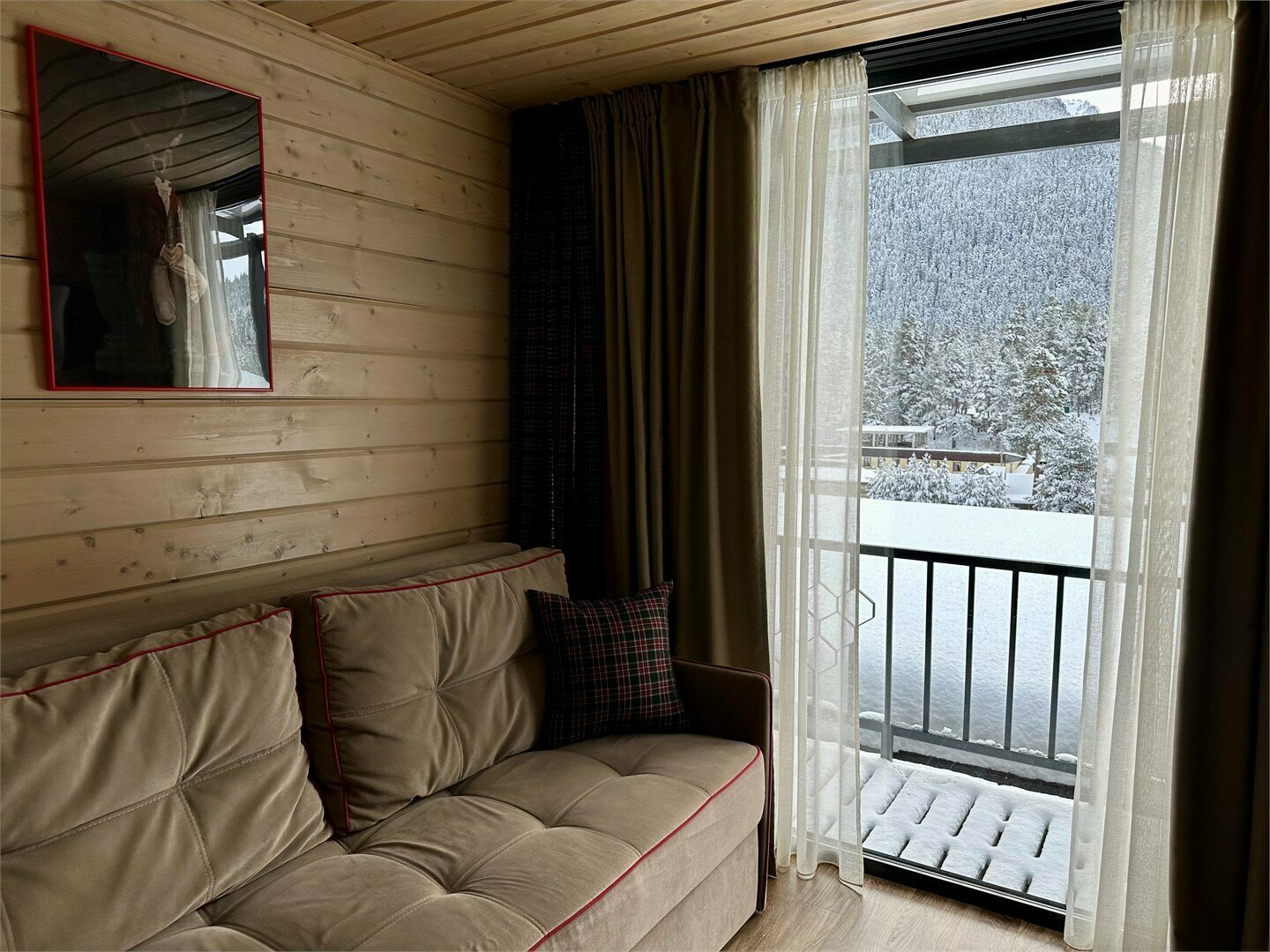 Семейный номер с видом на горы