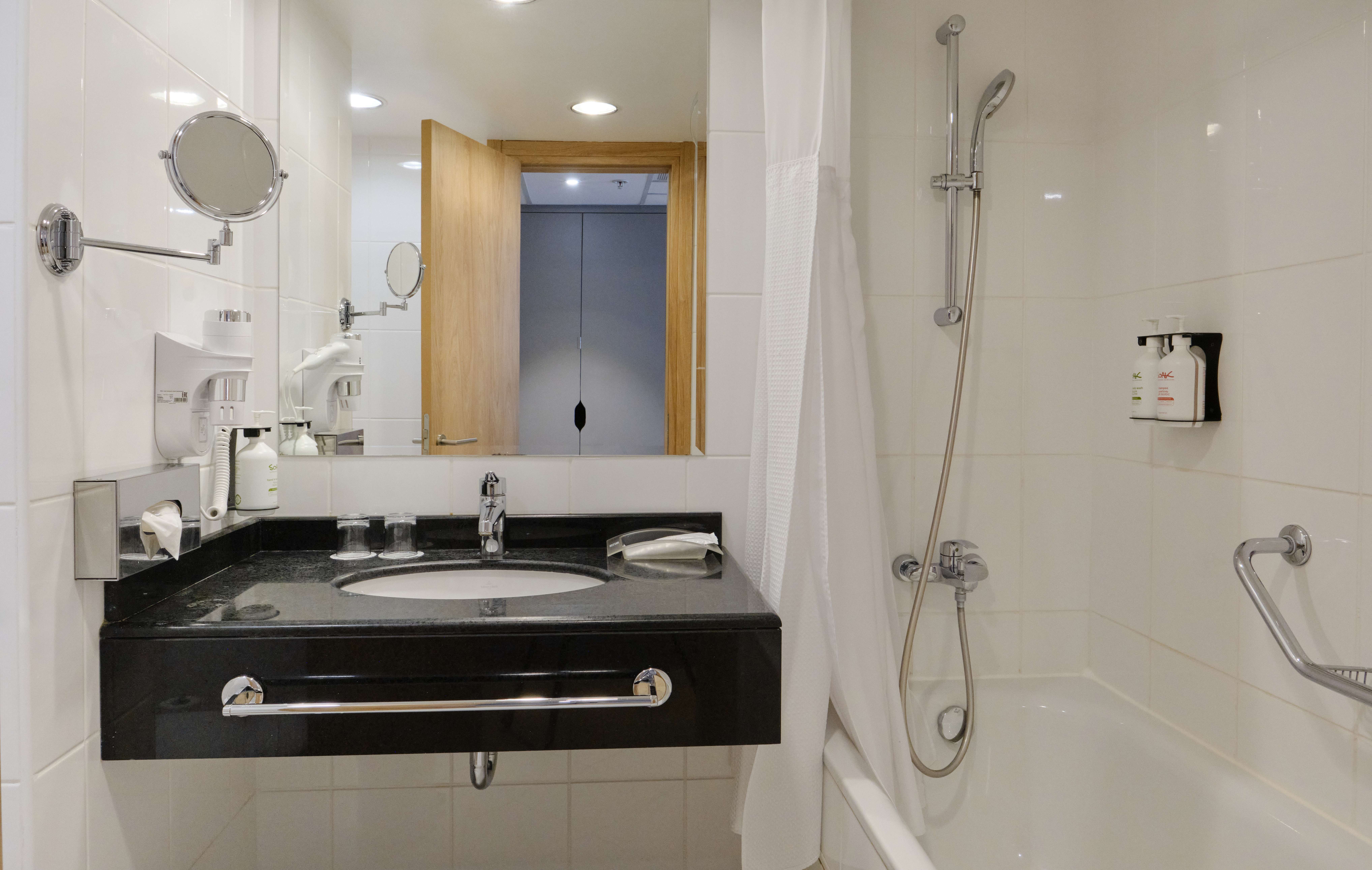 Стандартный номер с двумя односпальными кроватями и софой