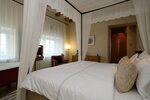 Romantic Canopy Room в Three Sisters Hotel