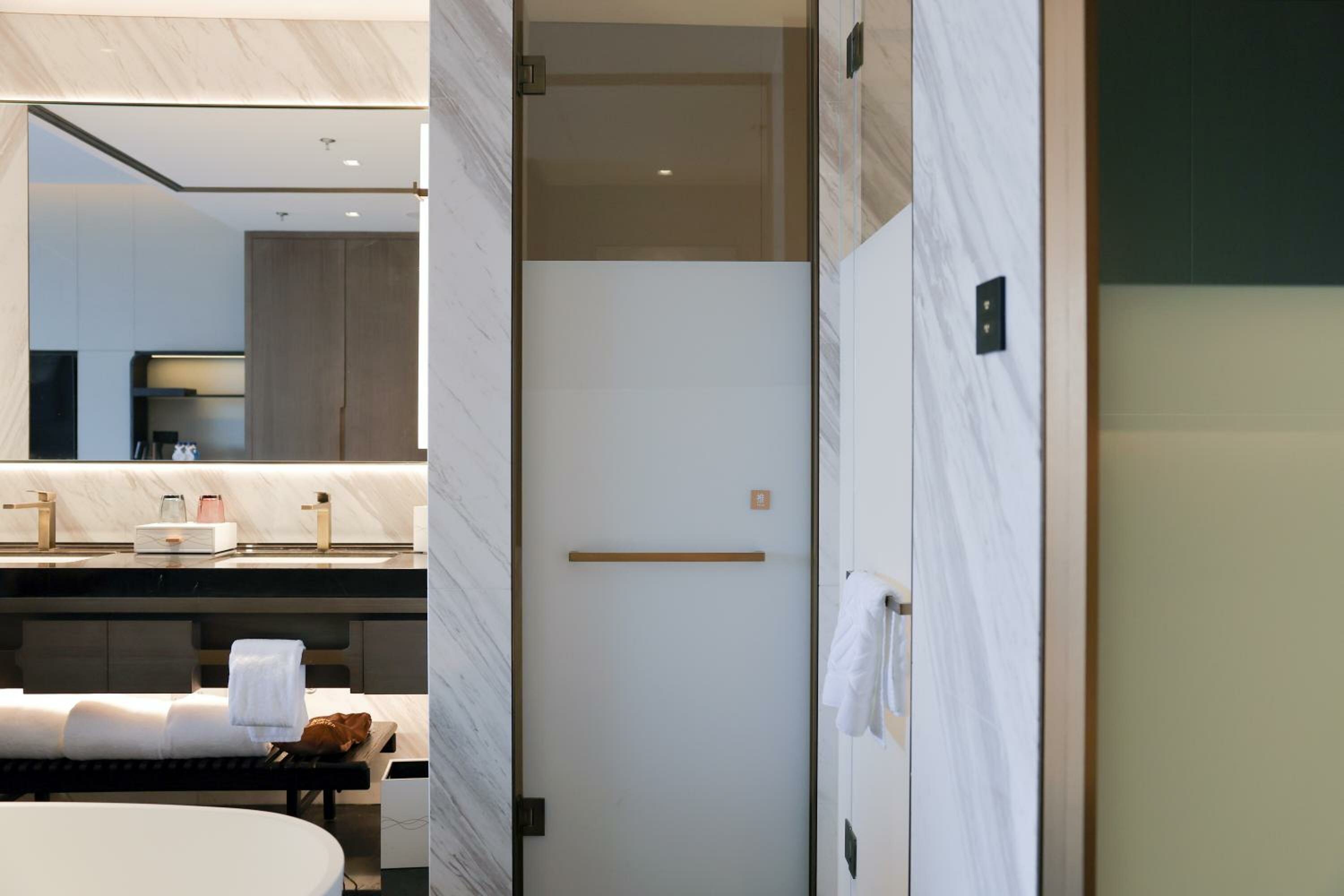 Twin Guest Room with Lake View