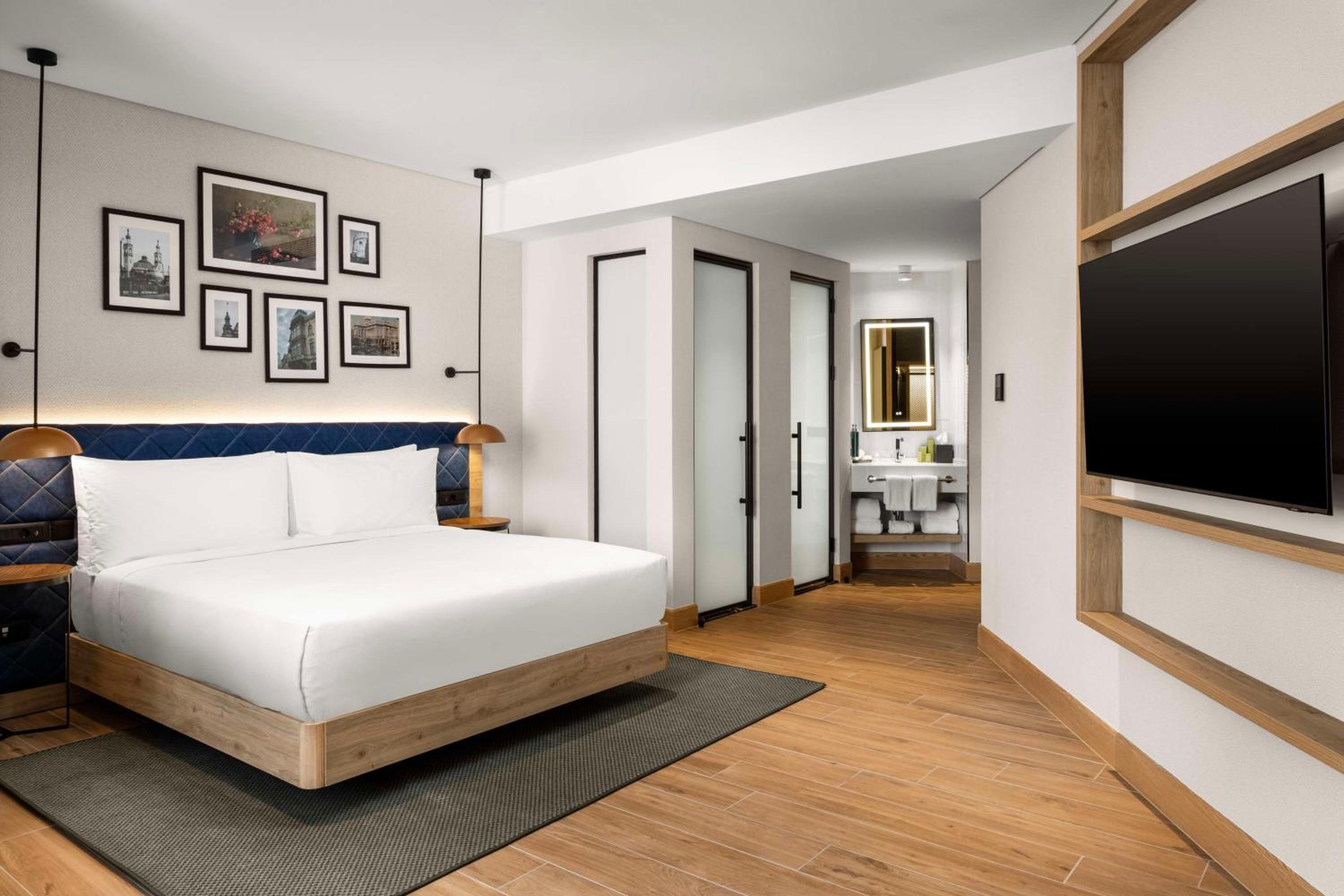 Deluxe King Room with Sofa Bed - City View