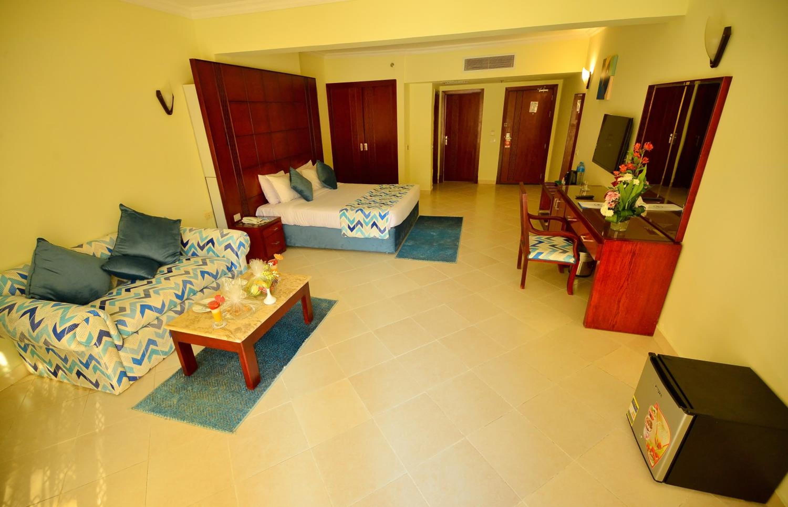 Family Room with Pool View (3 Adults)