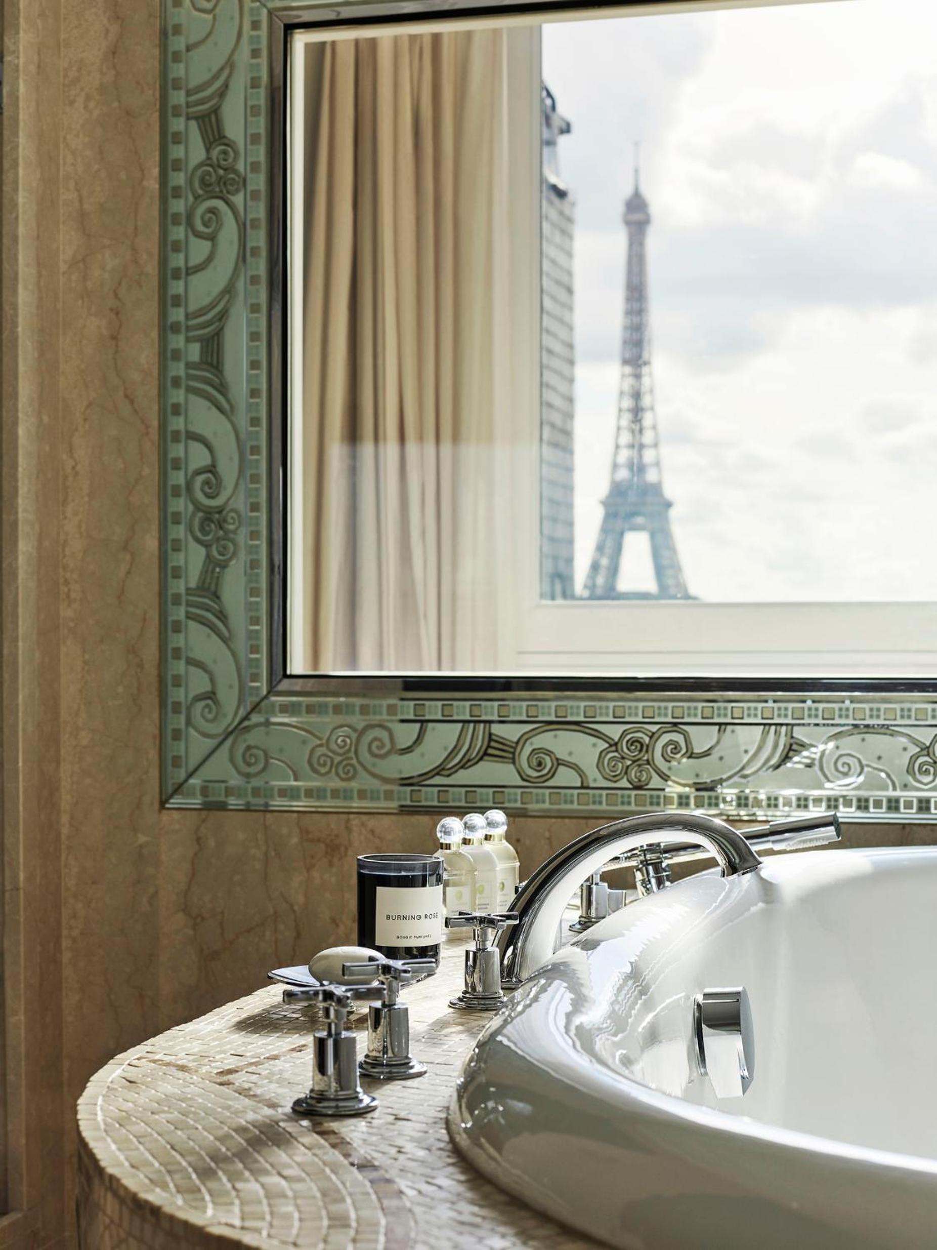 Signature Eiffel Suite