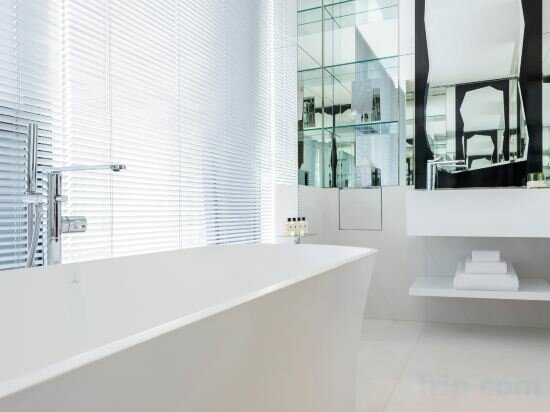 Deluxe Suite, Executive Lounge Access, 1 King With Sofa Bed