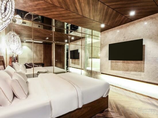 Semi Suite