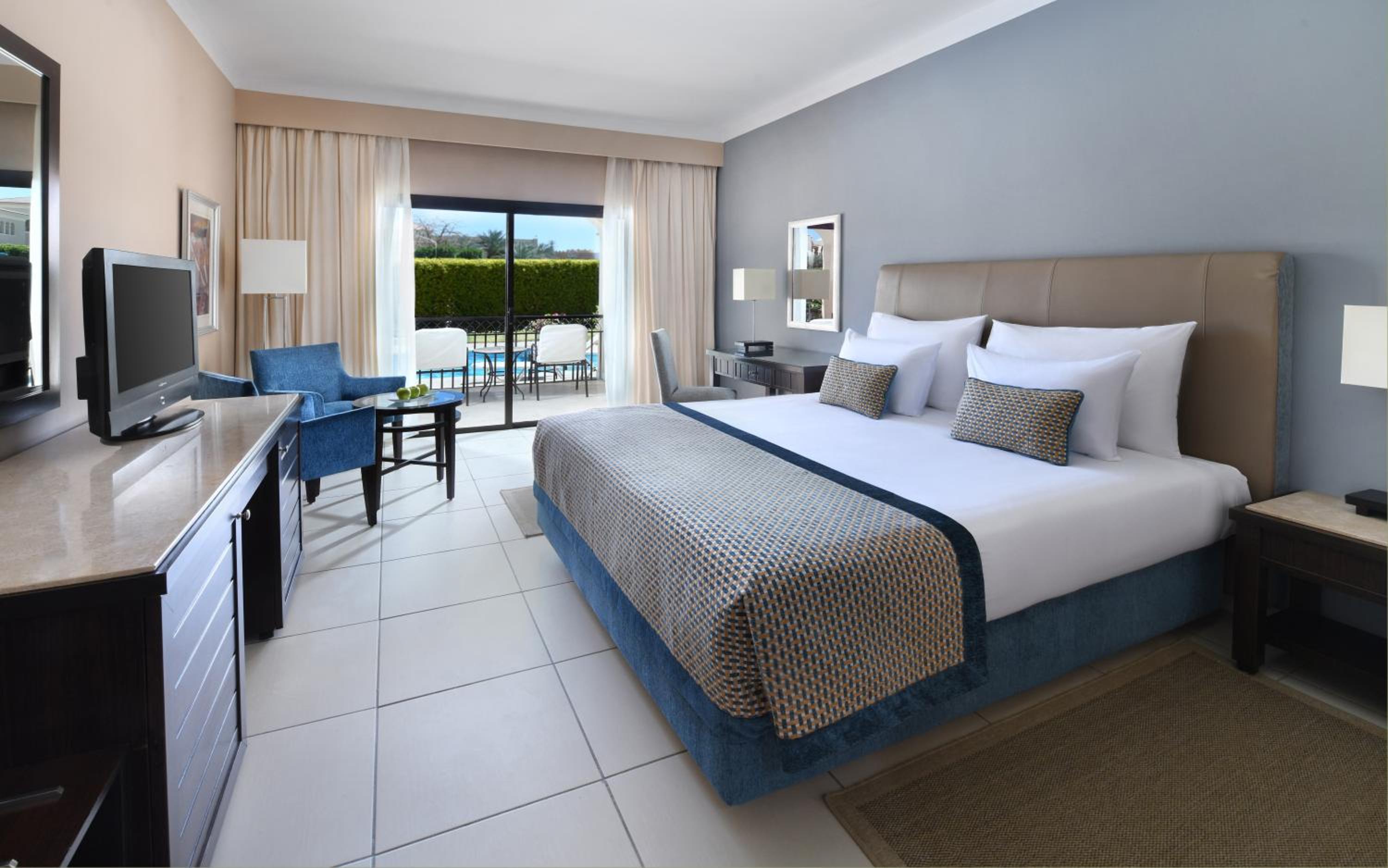 Deluxe Family Room Pool View