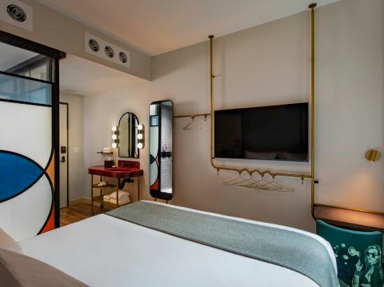 King Room With Partial City View