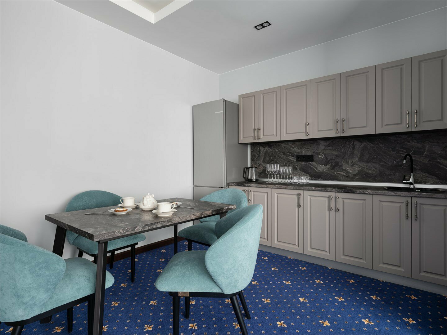 Номер-студия с кроватью размера "king-size" и диван-кроватью