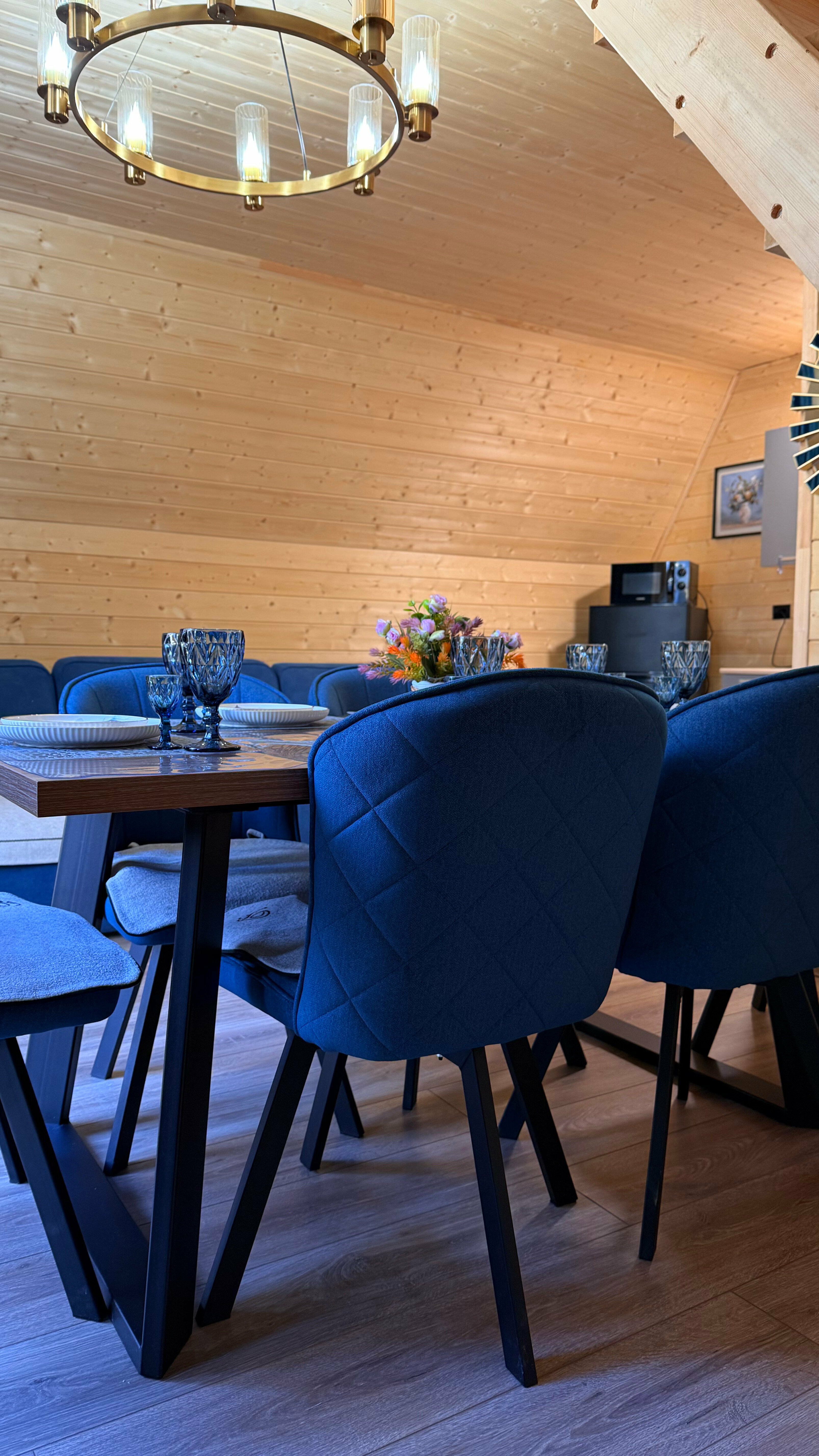 Афрейм с видом на горы и лес