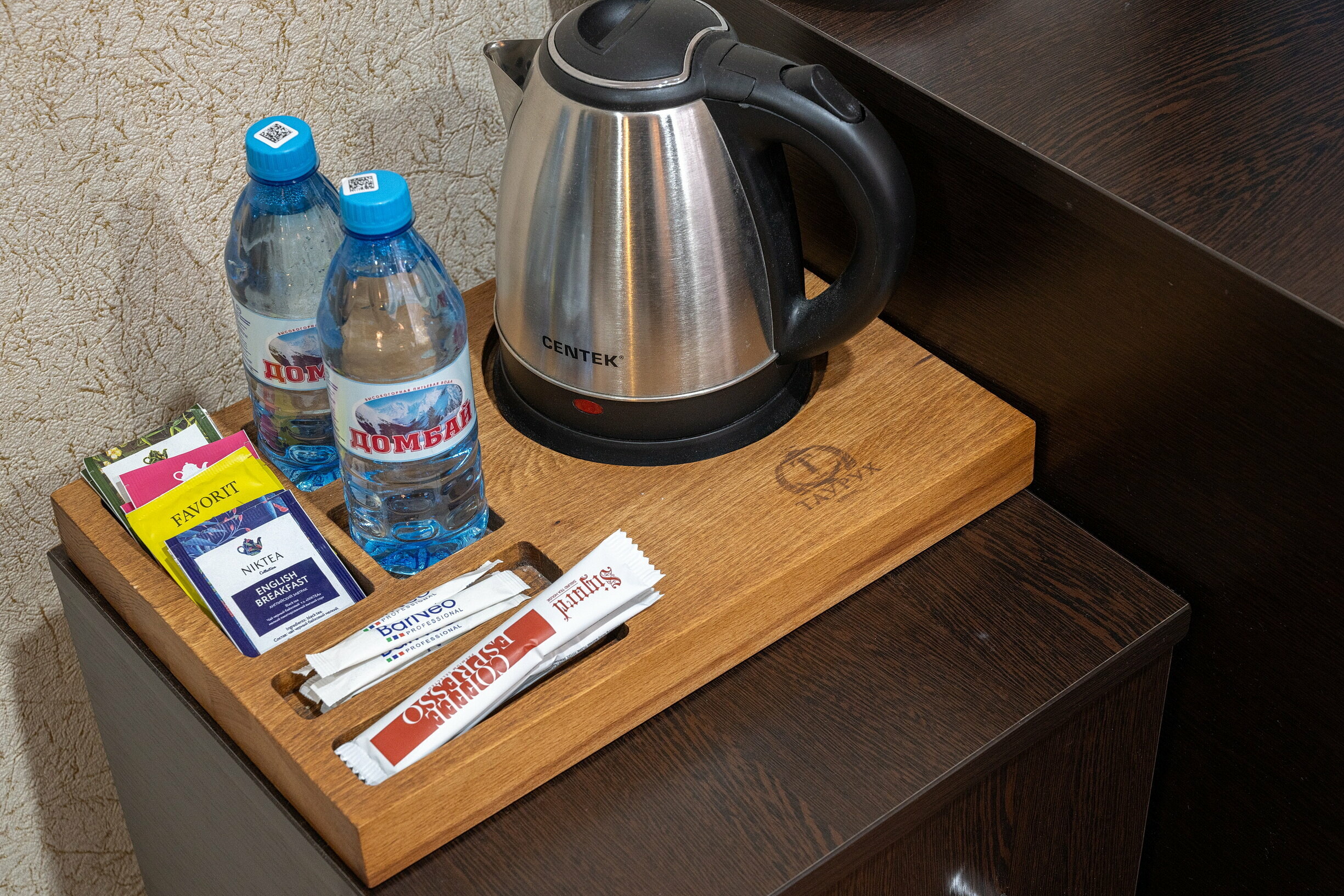 Стандартный двухместный номер с двуспальной кроватью и балконом с видом на горы