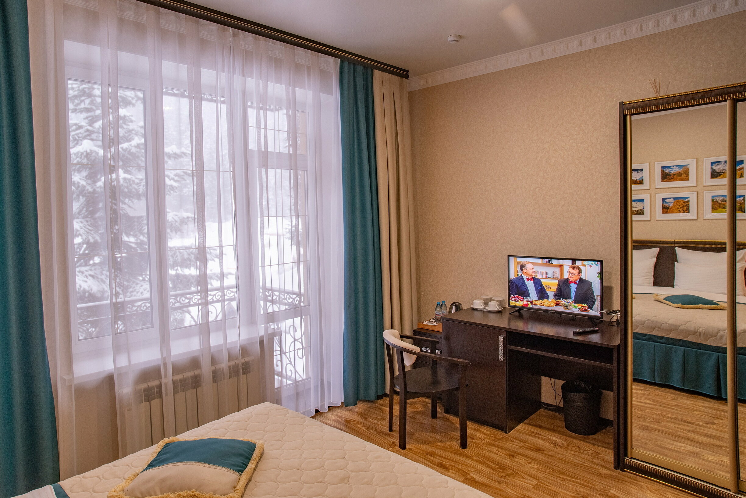 Стандартный двухместный номер с двуспальной кроватью и балконом с видом на горы