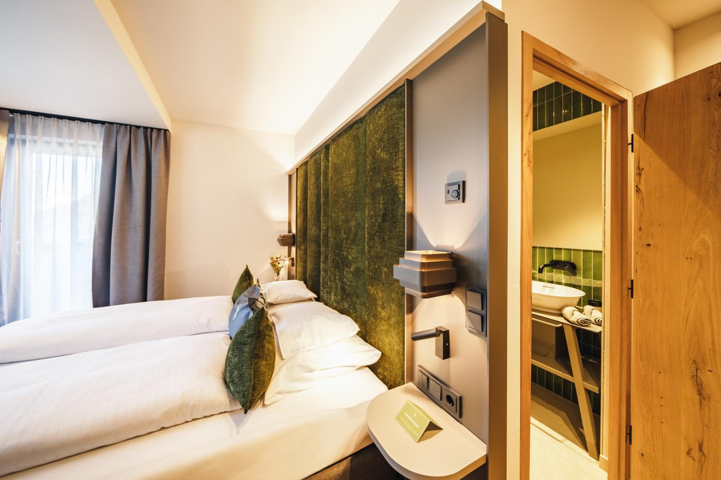 Double or Twin Room with Mountain View