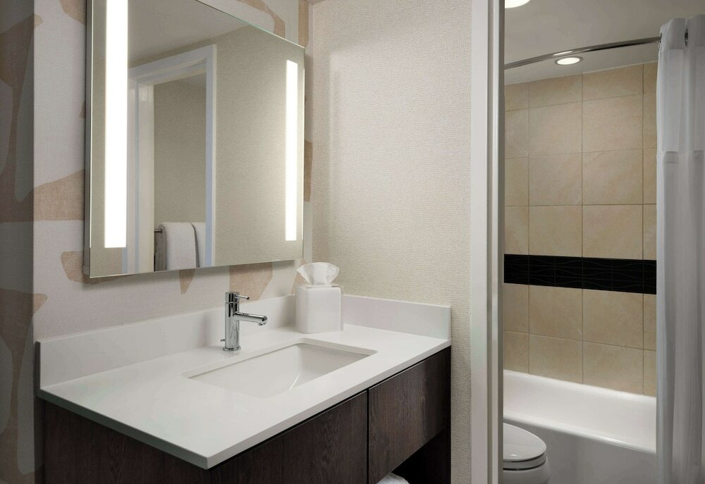 Deluxe Suite, Multiple Beds, Lake View (King and Queen Bed)
