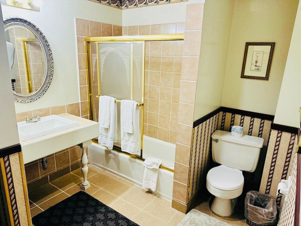 Deluxe One Queen Bed