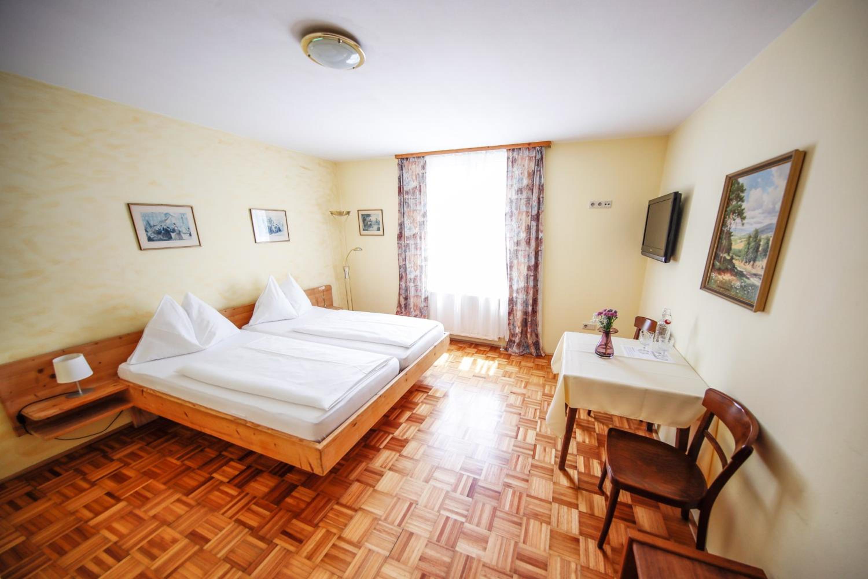 Budget Double Room with Street View