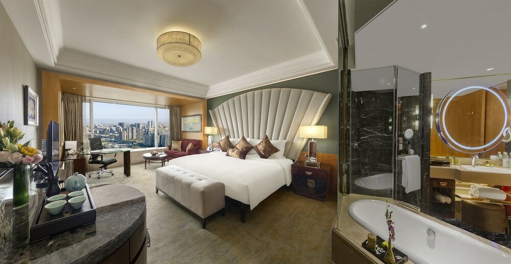 Junior Suite, 1 King Bed, Club Lounge Access (Dining Area)