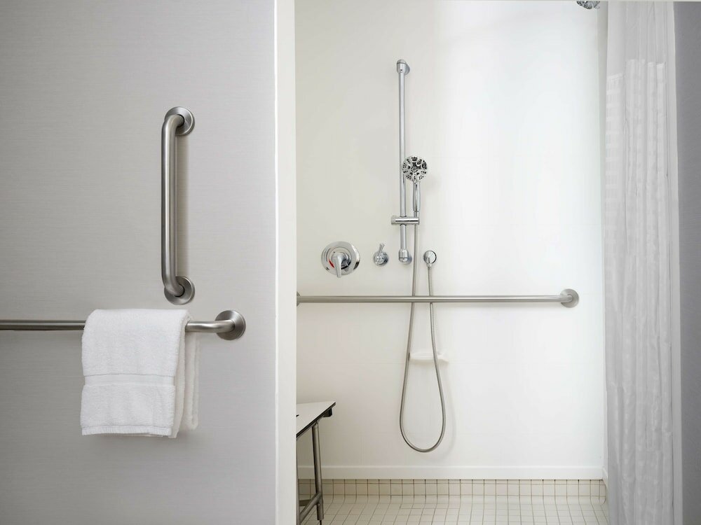 Suite, 1 King Bed, Accessible, Bathtub (Mobility/Hearing)