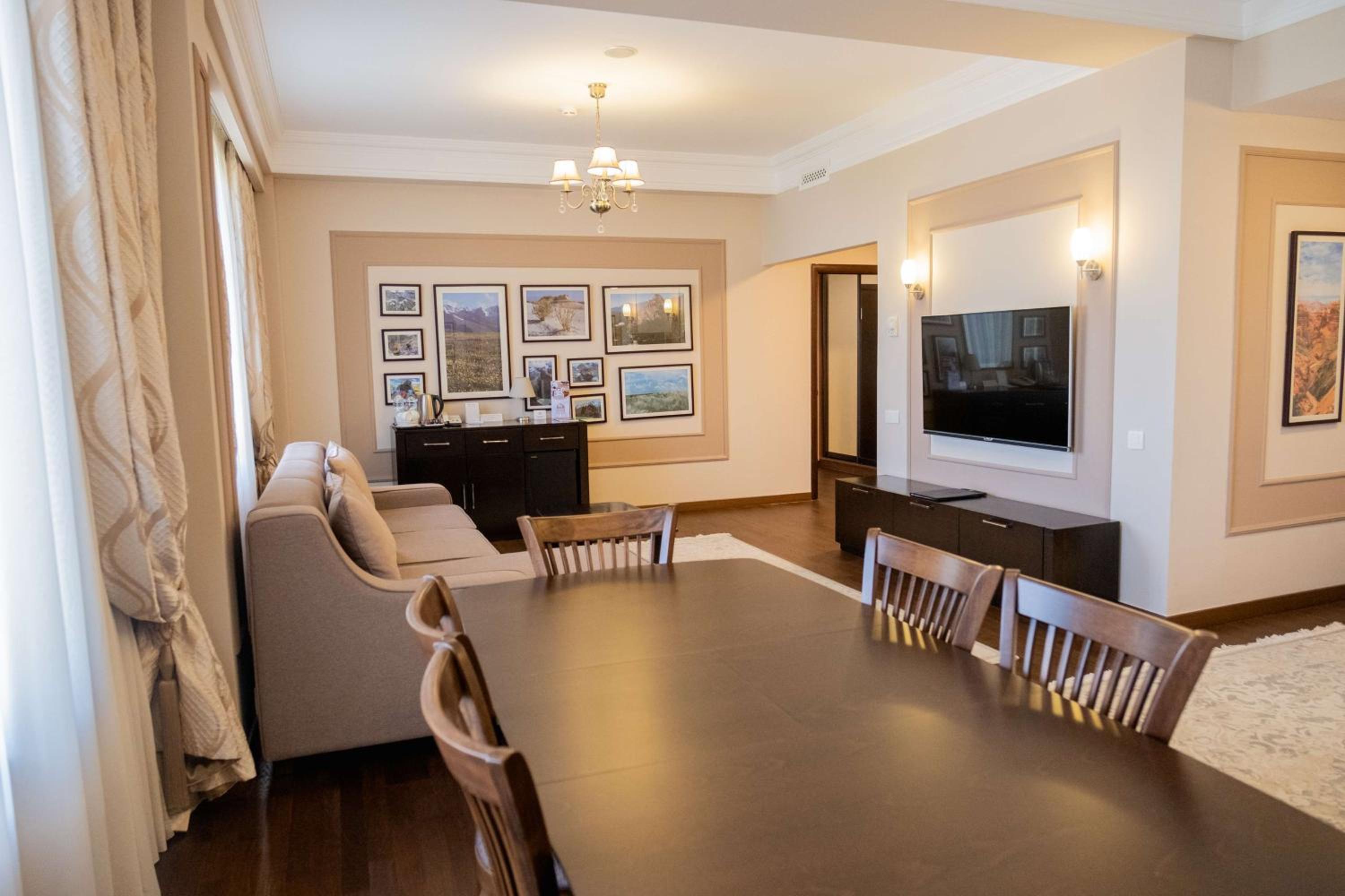 One-Bedroom Executive King Suite with Sofa Bed and Living Room - Non-Smoking