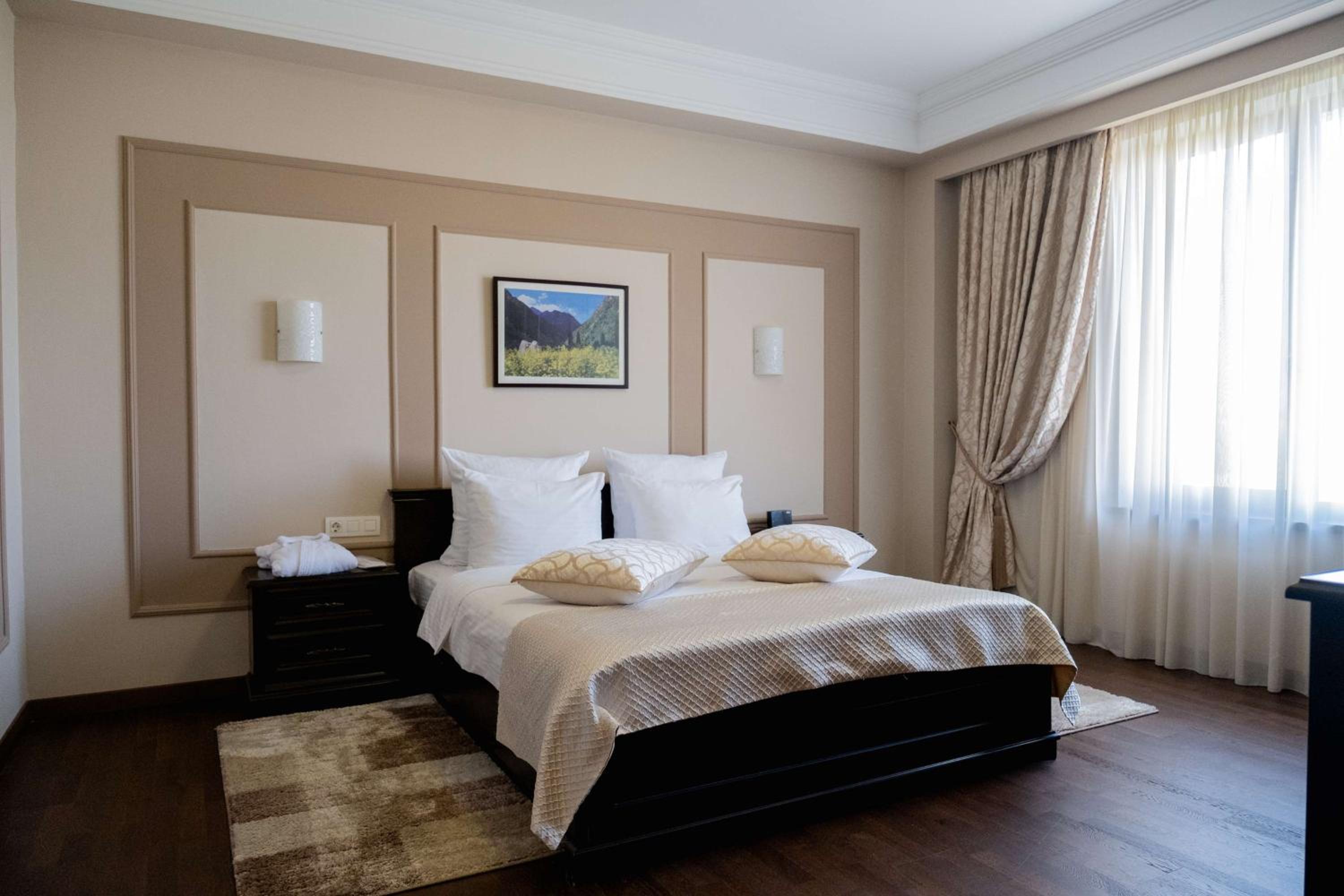 One-Bedroom Executive King Suite with Sofa Bed and Living Room - Non-Smoking