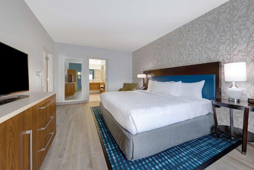 Suite, 1 King Bed, Accessible, Bathtub