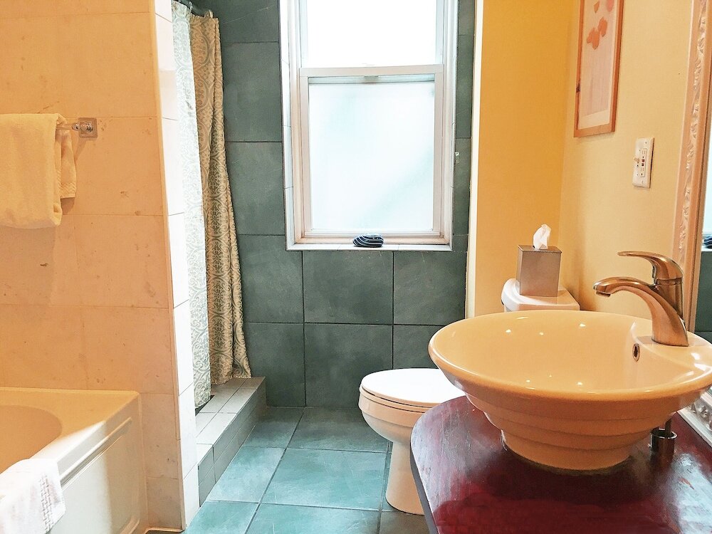 Large Extended Suite 403 (1 bdrm apt)